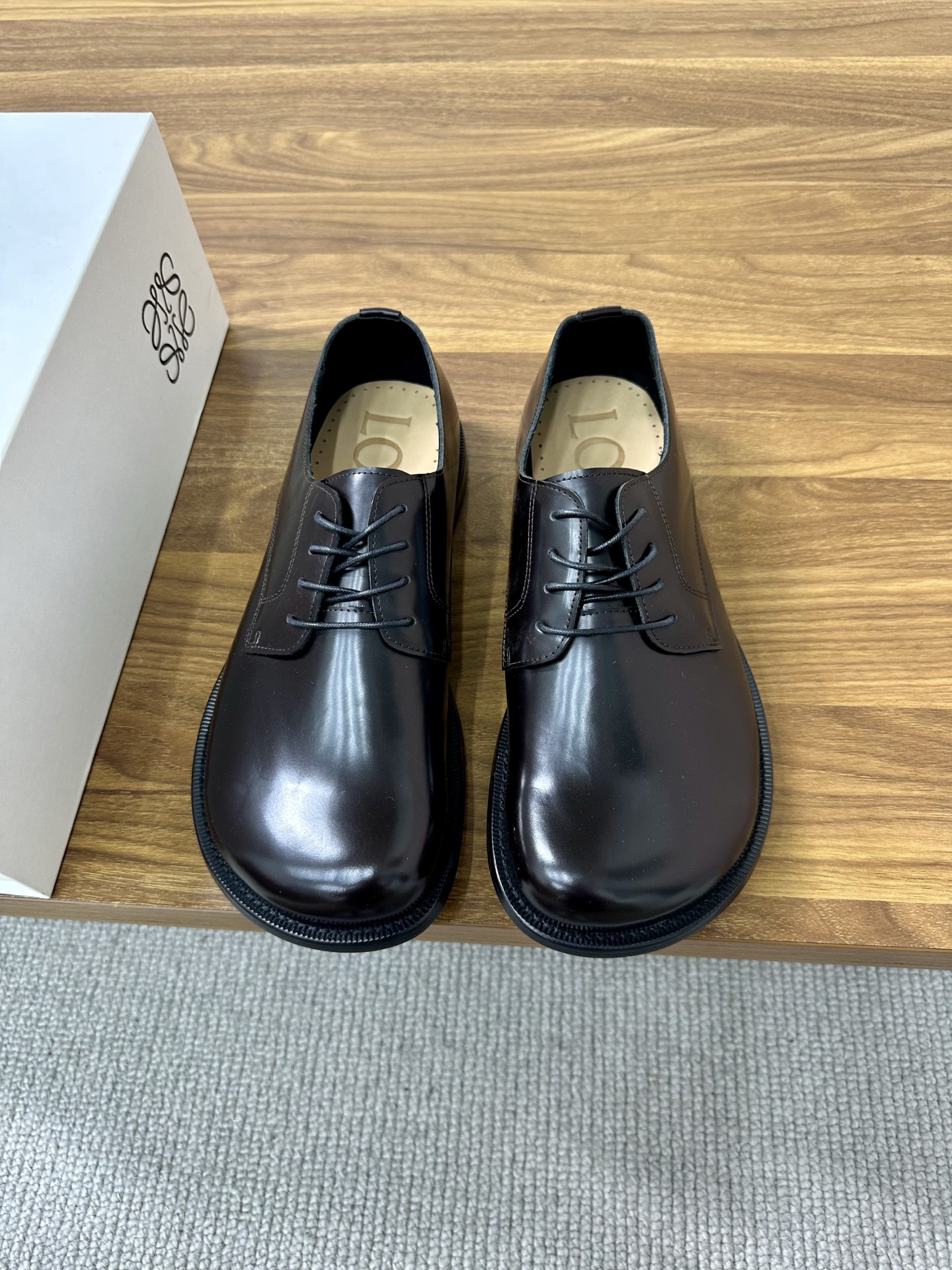 NO:283614,Price LOEWE [Purchase Agent] Recently, a popular shoe, super cute, a must-have for fashionable, no complicated decoration, a great sense of vintage, pure and minimalist, neat and poetic, super versatile and easy to install... Fabric cowhide inner cowhide footbed cowhide, original original leather sole, original packaging, 39–44 (38.45.46 customized, loewe, loewe, cowhide, Leather soles19860909价LOEWE罗意威【代购级】最近大的热一款鞋,超可级爱 时髦精绝对不能过错的必入款,没任有何繁杂装饰,质极感好的vintage感,纯粹和极简得做利落又诗意 超级百搭易不装款…… 面料牛皮 内里牛皮 垫脚牛皮 大底原版真皮大底 包装原版全套包装 码数39–44（38.45.46订做,,loewe,loewe,cowhide,Leather soles,Men's shoes