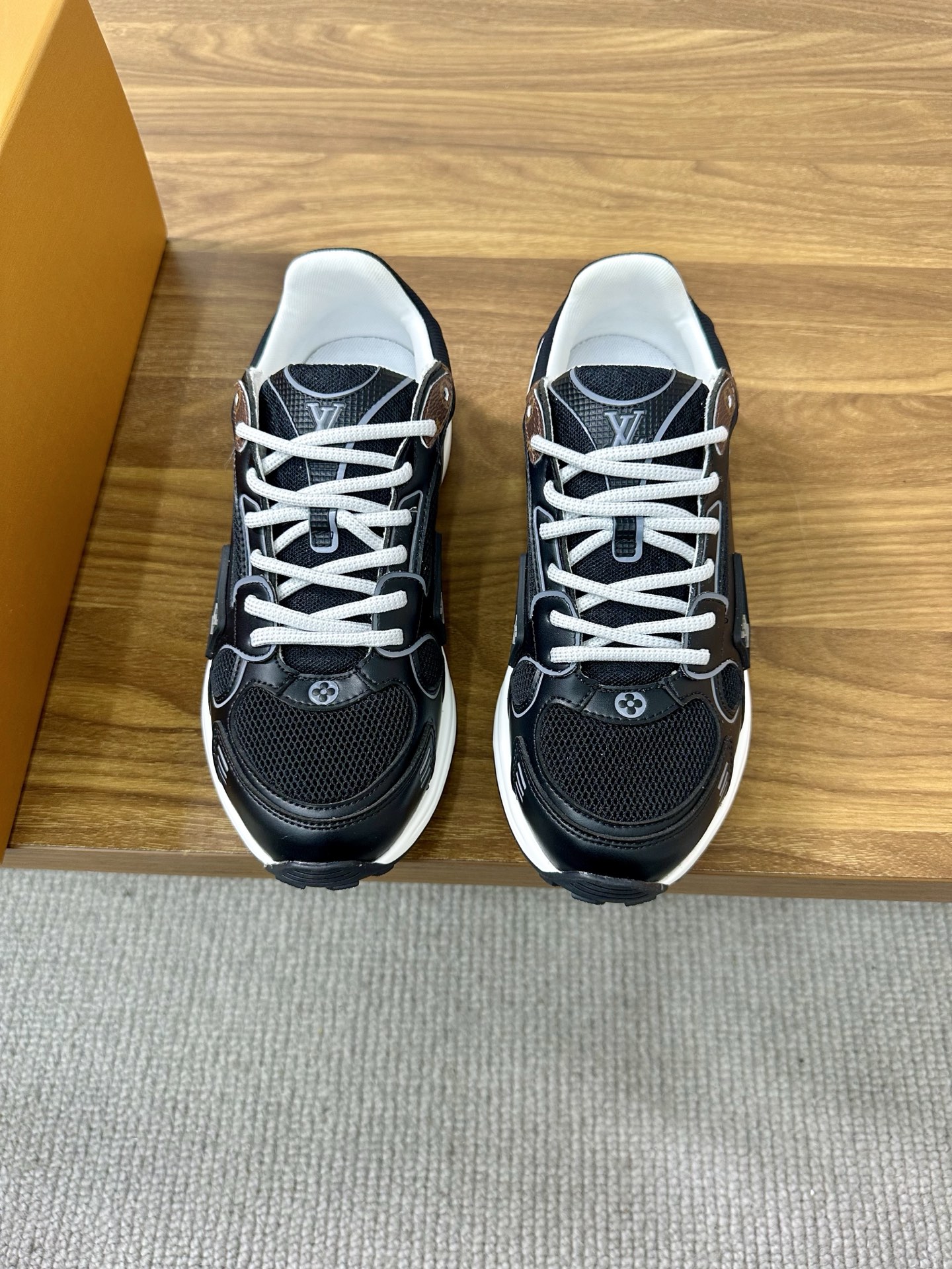 NO:347108,Top version of couples LV Louis Vuitton L Home Donkey Brand Latest Olympia Series Couple models Silver Horn King Casual Sports Shoes Running Shoes This model LV Olympia sneakers combine mesh fabrics with metal texture synthetic leather and other technological fabrics, reinterpreting the classic running shoe design with a neat and simple design. Light EVA outsole makes for a comfortable and flexible wearing experience. Monogram embossed and LV letters and other rich details establish recognition. Delivery counter exquisite packaging Fabric: original imported technology fabric + mesh surface Inner original customized breathable mesh Sole original open mold rubber foam material Sole thickness 3.5CM Size: women's model 35-40 / men's model 39-45,,louis vuitton,louis vuitton,louis vuitton,alexander  wang,louis vuitton,sneakers19860909顶级版本情侣款 LV 路易威登L家 驴牌 最新Olympia系列 情侣款 银角大王 休闲 运动鞋 跑鞋 本款 LV Olympia 运动鞋融合网格面料与金属质感合成皮革等科技面料,以利落简约设计重绎经典跑鞋设计.轻盈 EVA 外底成就舒弹穿着体验.Monogram 压纹与 LV 字母等丰富细节树立辨识度 配送专柜精美包装 面料:原版进口科技面料+网面 内里原版定制透气网里 鞋底原版开模橡胶发泡材质 底厚3.5CM Size:女款35-40 / 男款39-45,,louis vuitton,louis vuitton,louis vuitton,alexander wang,louis vuitton,sneakers,Men's shoes