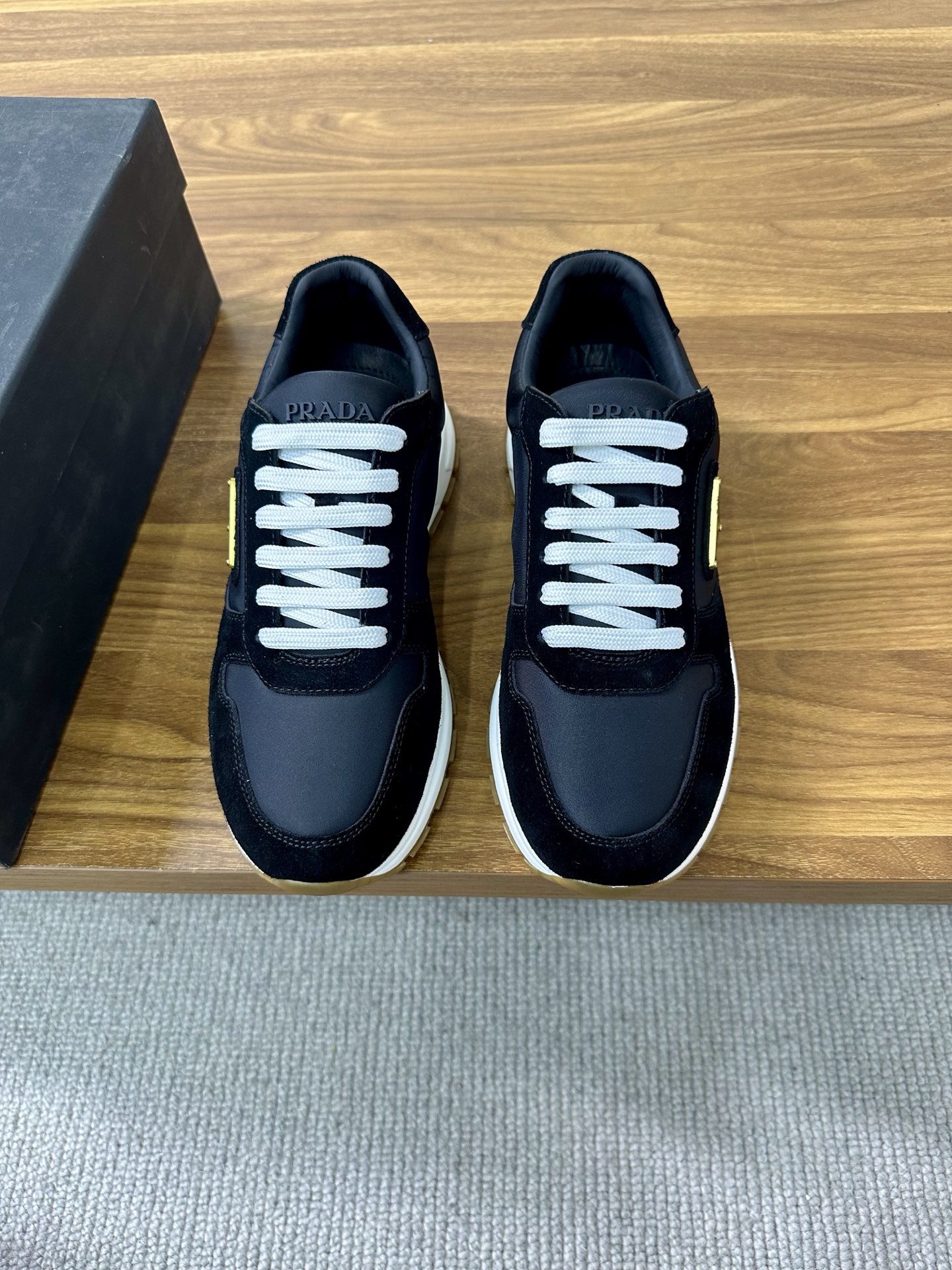 NO:347129,Prada/Prada Men's new casual sneakers shipped. Classic pure original board 1:1 shoes shipped. It uses matte cowhide spliced ​​customer-supplied fabric upper. Heel lifting tab calfskin overall wrapping details. The red rubber webbing on the tongue is decorated with brand logo letters. Classic sneaker style. Original super flexible air cushion sole, rubber bottom wrap, high comfort, excellent anti-slip and shock absorption performance. Style. All calfskin inside, standard logo cowhide foot pads, comfortable and atmospheric on the feet. With a full set of original packaging dust bags!  Size 39-40-41-42-43-44 Standard leather shoes size, prada, prada, sneakers, cowhide19860909Prada/普拉达 男士新款休闲运动鞋出货 经典纯原板1:1鞋出货,采用雾面牛皮拼接客供织物鞋面,后跟鞋提拉袢小牛皮整体包裹细节,鞋舌红色橡胶织带饰有品牌logo字母,经典运动鞋版型,原厂超柔韧气垫大底,橡胶底层包裹,舒适度高,防滑及减震性能极好,款式.内里全小牛皮,标配徽标牛皮垫脚,上脚舒适大气.配全套原包装防尘袋！ 码数39-40-41-42-43-44 标准皮鞋尺码,,prada,prada,sneakers,cowhide,Men's shoes
