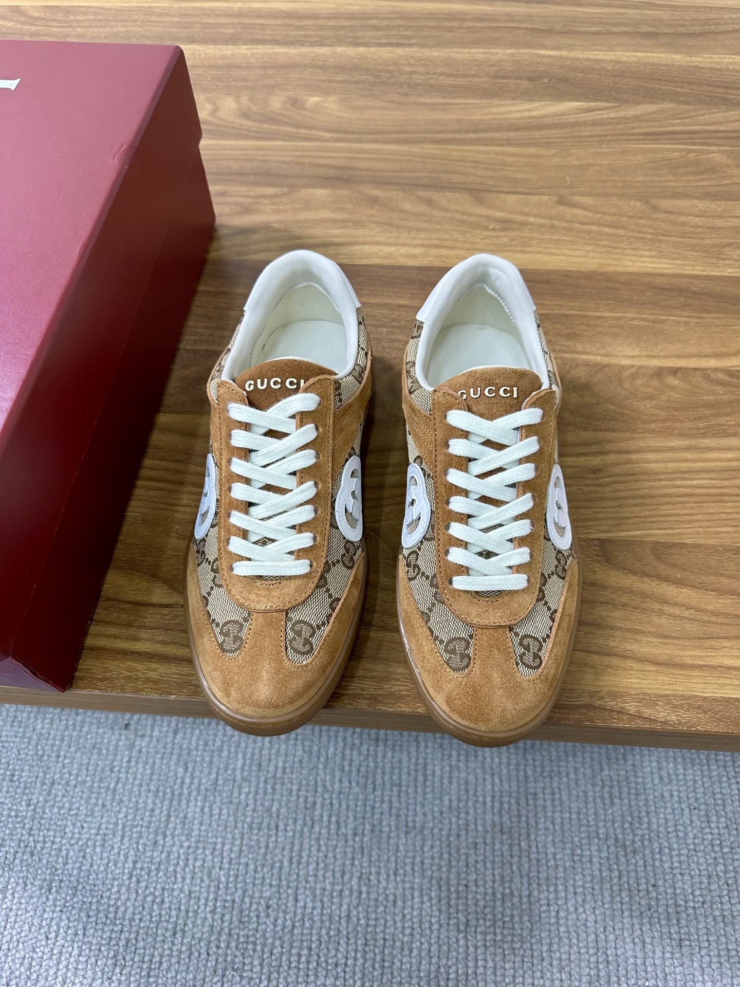 NO:347149,The original version of the new Guqi new German training shoes is one to one to create comfort and wrapping. It is full of personality and is easy to control the matching of various styles of clothes. Fabric cowhide, cowhide, inner cowhide. Original TPU sole, size 35-40 for women, 39-44 for men (35, 45 orders) with original full packaging, cowhide19860909新款古奇新款德训鞋原版一比一打造舒适度、包裹性都比较好.个性十足,很好驾驭各种风格衣服搭配.面料牛皮、牛反绒、内里牛皮.大底原版TPU大底,码数女35-40 男39–44（35,45订）配原版全包装,,cowhide,Men's shoes