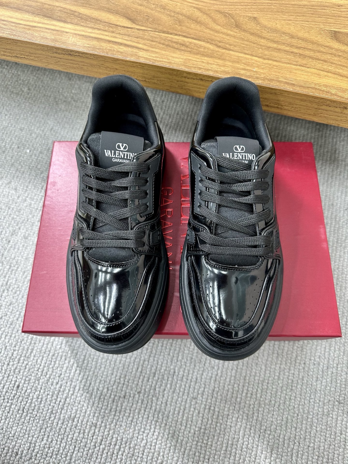 NO:347163,【VALENTION】 Valentino - High-end quality Original single casual sports shoes - Upper Napa calfskin, brand metal fastener, tongue. Heel brand logo - Inner breathable - Outsole ultra-light TPR·rubber; molded outsole - Ultra-high quality control·fine workmanship highlighted (high-end, noble, grade) - Size35-44 (35, 45, can be customized),,valentino,valentino,cowhide,cowhide19860909【VALENTION】华伦天奴 -高端品质 原单休闲运动板鞋 -鞋面纳帕小牛皮、品牌金属扣件、鞋舌.后跟品牌logo -内里透气 -大底超轻TPR·橡胶；成型大底 -超高品控·做工精细凸显(高端·贵气·档次) -Size35-44（35,45,可订做),,valentino,valentino,cowhide,Men's shoes