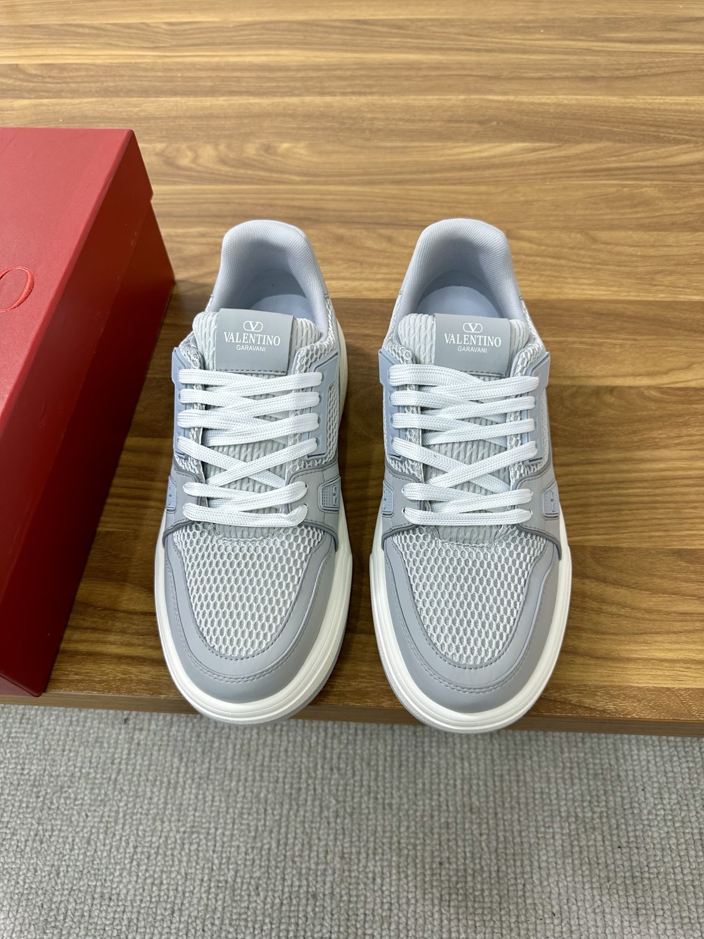 NO:347174,(Couple model) [VALENTION] Valentino - High-end quality Original single casual sports shoes - Upper Napa calfskin, brand metal fastener, shoe tongue. Heel brand logo - Inner breathable - Outsole ultra-light TPR·rubber; molded outsole - Ultra-high quality control·fine workmanship highlighted (high-end, noble, grade) - Size35-44 (35, 45, can be customized),,valentino,valentino,cowhide,19860909（情侣款）【VALENTION】华伦天奴 -高端品质 原单休闲运动板鞋 -鞋面纳帕小牛皮、品牌金属扣件、鞋舌.后跟品牌logo -内里透气 -大底超轻TPR·橡胶；成型大底 -超高品控·做工精细凸显(高端·贵气·档次) -Size35-44（35,45,可订做),,valentino,valentino,cowhide,Men's shoes