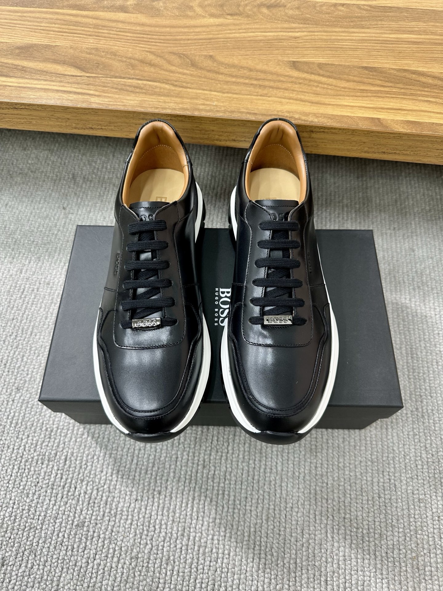 NO:347187,BOss new men's leather casual sneakers This sneaker has simple lines, soft smooth calfskin and suede leather with comfortable feet, original light and soft bean soles, with Boss letter logo on the tongue, showing elegant taste. The heel and sole are decorated with rubber beans, the sole and upper sewing thread are not opened, and the sole is not removed or the bottom is removed. It is matched with silver-silver logo cowhide feet, and the foot feels comfortable on the feet, the style is simple and versatile, and it is easy to match with daily style. It is equipped with dust bags for the original box packaging!  Size 39-40-41-42-43-44 Standard leather shoes size, Sneakers, cowhide19860909BOss 新款男士皮革休闲运动鞋 本款运动鞋线条简约,柔软的光滑小牛皮和绒面皮革脚感舒适,原版轻便柔软豆豆鞋底,鞋舌上点缀Boss 字母标识,尽显优雅品味.后跟和鞋底点缀橡胶豆豆,鞋底与鞋面车缝线,不开胶不掉底,搭配烫银logo牛皮脚垫,上脚脚感舒适,款式简约百搭,轻松搭配日常造型.配原盒包装防尘袋！ 码数39-40-41-42-43-44 标准皮鞋尺码,,sneakers,cowhide,Men's shoes