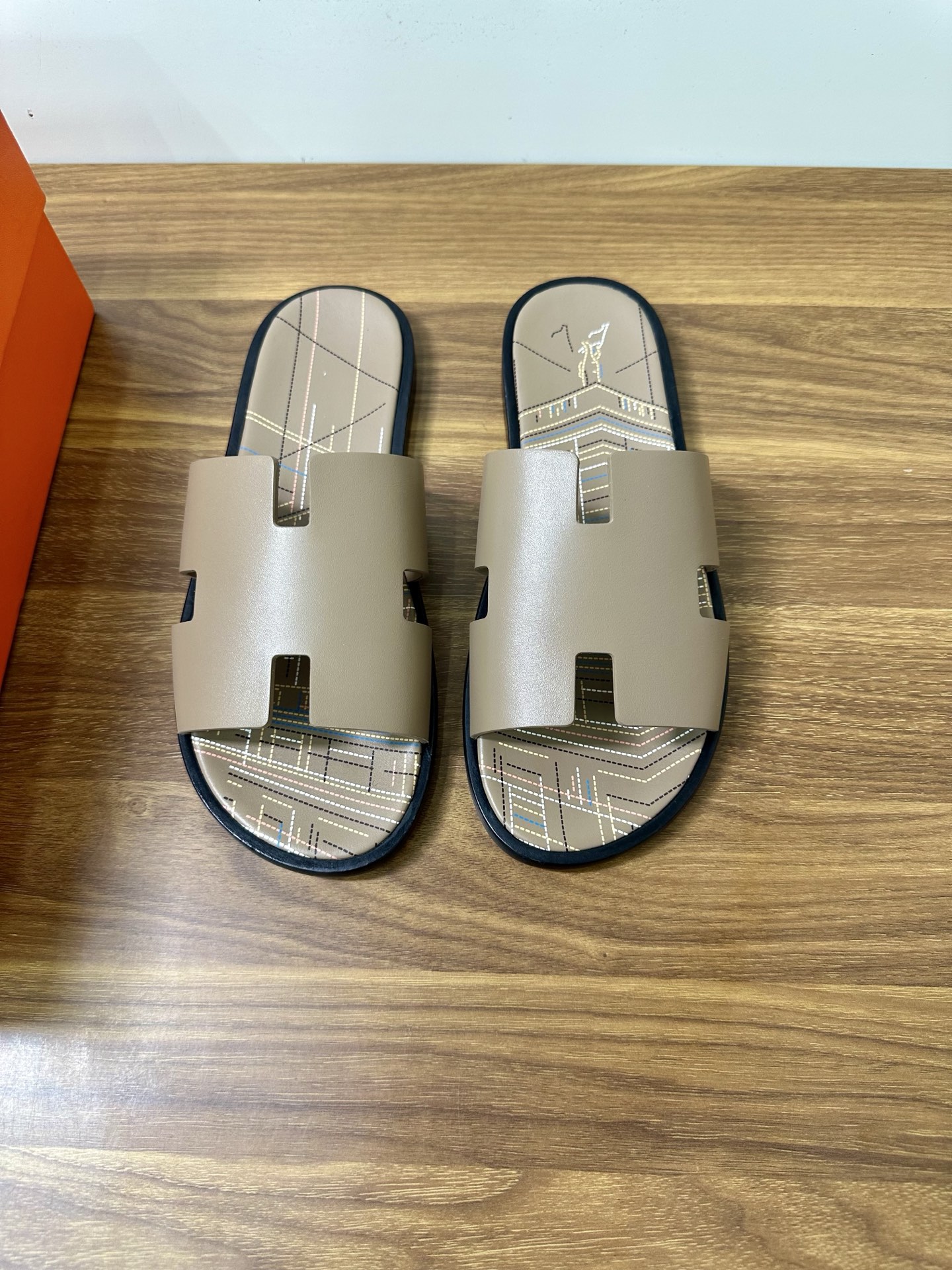 NO:352336,Top version (couple model) absolute original version *|Amas Spring and Summer Classic H Slippers [Top Purchase Quality of Large Factory] Purchase Quality!  There is no pressure to enter and exit~ Love Mass’s eternal H-drag~ never outdated~ unrestrained~ clean, simple and elegant!  The more you look, the better it looks!  Very classic!  Very classic!  Never out of date!  Imported calfskin embryo, inner cowhide, outsole, Italian leather double-layer outsole, genuine leather midsole!  :36-47,,hermes,slippers,cowhide19860909顶级版本（情侣款）绝对原版 *|爱马士春夏经典H拖鞋【大厂顶级代购品质】 代购品质！出入无压力～爱马士永恒不变的H拖～从来不会过时～无拘无束～干净简约大气！越看越好看！很经典！很经典！永不会过时！ 鞋面进口小牛皮胚 内里牛皮 大底意大利真皮双层大底,真皮中底！ :36-47,,hermes,slippers,cowhide,Men's shoes