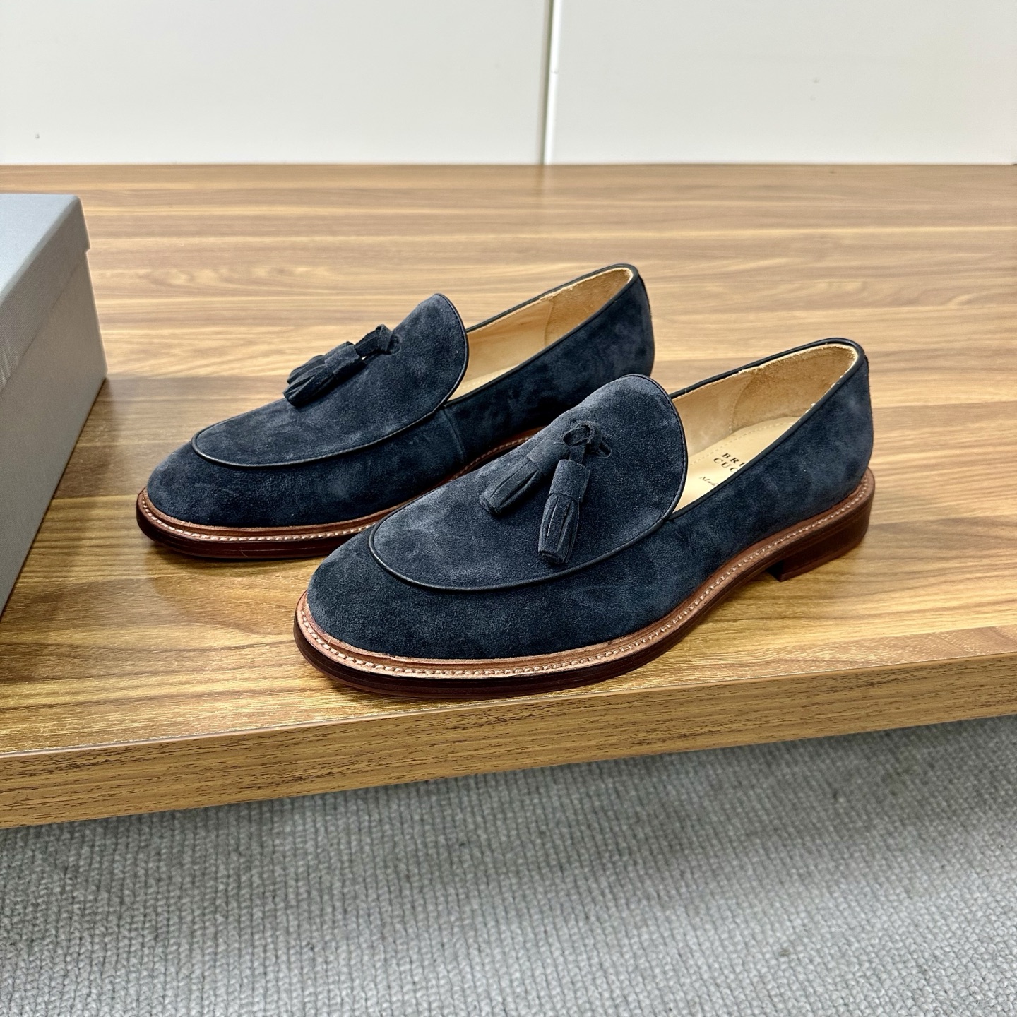 NO:357605,Brunello Cucineli loafers The exquisite materials meet the classic style of penny loafers to create the elegant and casual style of this shoe. The soft velvet mercerized cow velvet leather highlights the non-formal design of the shoes, and the light and inspirational production structure brings you a comfortable experience every day. Original leather outsole, leather midsole, Yangjing suede leather, water-dyed cow leather lining, Size: 39-46 (38.46. Custom made), brunello cucinelli,loafers,cowhide,sheep,Leather soles19860909Brunello Cucineli乐福鞋 精致材料与便士乐福鞋的经典格调相遇,营造这款鞋子的高雅休闲风格.如天鹅绒一般柔软的丝光牛绒皮突出鞋子的非正装设计,轻盈而灵感的制作结构则为您的每一天带来舒适之至的足下体验.原版真皮大底,真皮中底板 羊京绒面皮,水染牛皮内里, Size:39-46(38.46.订做),,brunello cucinelli,loafers,cowhide,sheep,Leather soles,Men's shoes