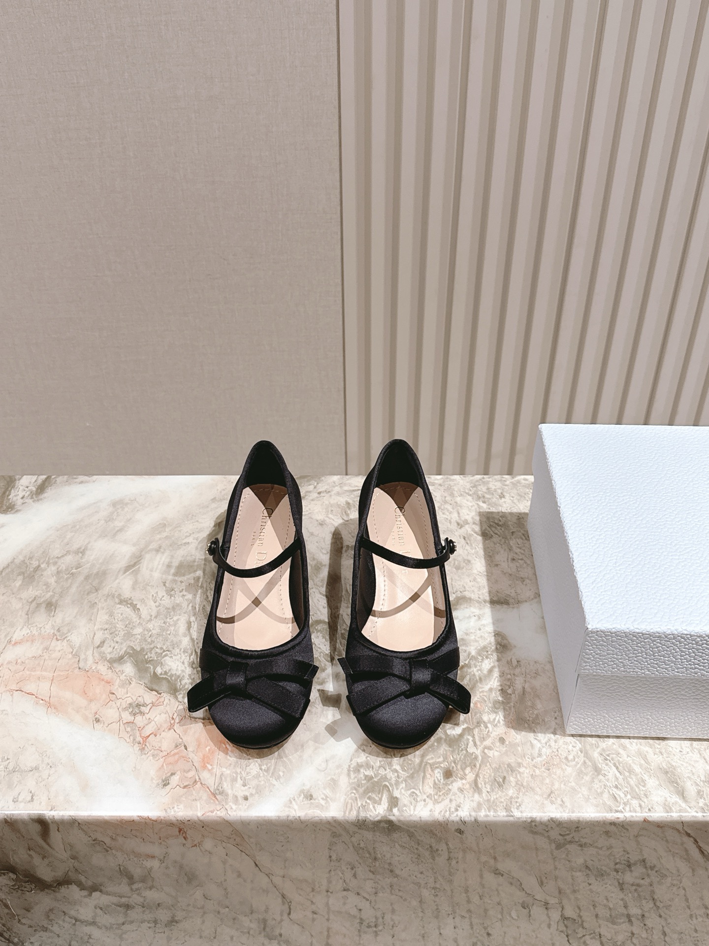 NO:485845,| 5 Dior small round heel imported silk ballet shoes!  This Adiorable high heel is a new product for spring and summer ready-to-wear series, which is fashionable and elegant. The black and nude tassel grosgrain upper is decorated with a deconstructive bow on the front, and is paired with a lace-up to embellish the ankle, and is decorated with two white resin beads and CD logos. The pointed toe design complements the 4 cm medium and low heels, which can add elegant temperament to various shapes of this season. The threaded ribbon bow, including the thickness details of the small tassel, are in accordance with the original version, and compare them casually~ The inner small goatskin is durable and textured. The mold-opening custom resin pearls are convenient to put on and take off, and the small and exquisite leather sole is decorated with the lucky star symbol of Christian Dior, original packaging, purchasing grade, and the details are safe. The upper imported silk inner lambskin heel height 4cm/flat bottom  Size 35-39 (40/41/ can be customized), ballet shoes, dior, high heels, sheepskin, real silk19860909| 5  Dior小圆跟进口真丝芭蕾舞鞋！ 这款 Adiorable 高跟鞋是春夏成衣系列新品,时尚优雅.黑色和裸色流苏罗缎鞋面,正面饰以解构效果蝴蝶结,搭配系带点缀脚踝处,饰以两颗白色树脂珠饰和 CD 标志.尖头设计与 4 厘米中低跟相得益彰,可为本季的各式造型增添高雅气质材质完美还原,螺纹缎带蝴蝶结,包括小流苏的厚度细节都是遵照原版滴,随意对比哦～内里小山羊皮,耐穿有质感.开模定制树脂珍珠,穿脱方便优雅又质感,小小的特别精致皮革鞋底饰以 Christian Dior 的幸运星符号,原版包装配套,代购级出品,细节安心 鞋面进口真丝 内里小羊皮 跟高4cm/平底 码数35-39（40/41/可定做）,芭蕾舞鞋,dior,high heels,sheepskin,real silk,Women's Shoes