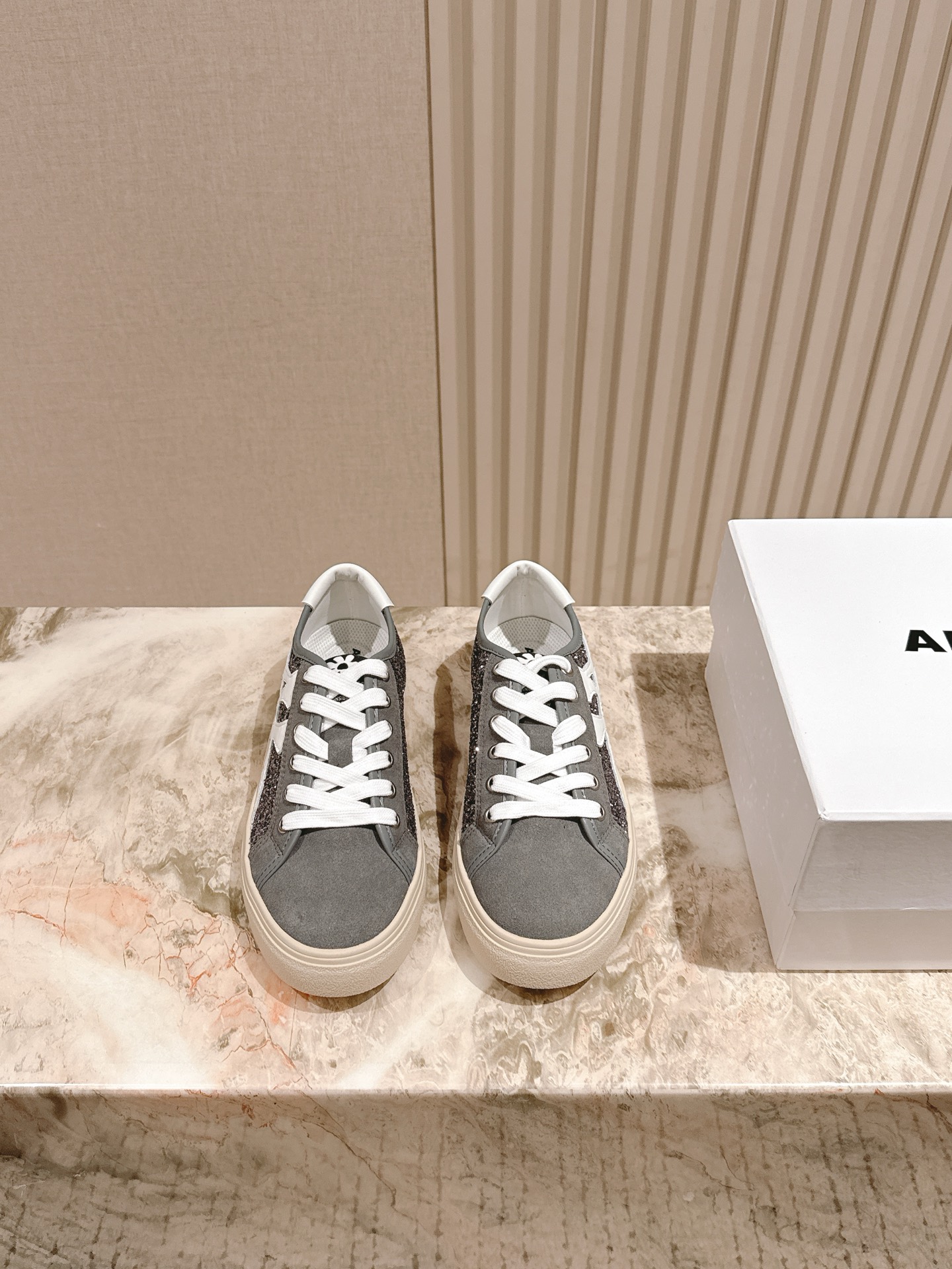 NO:485836,| 5 ARTICLE# new style casual sports shoes Dexun abandoned the rock punk style in the new season. Use a large number of unsaturated colors, Morandi tones, whether you see or wear them, will make people feel very physical and mentally happy. The big tongue of the bread shoes continues, shortening the length of the shoe body, thickening the midsole, and the toe part is rounder. Fabric Original custom imported toe layer cowhide + mesh inner Original custom breathable towel inside Outsole Foaming combination TPU material Size# Women's 35-40, casual shoes/sneakers, sneakers, cowhide19860909| 5 ARTICLE#新款 休闲 运动鞋 板鞋德迅新一季放弃了摇滚朋克的风格 使用了大量不饱和色系,莫兰迪色调,无论是看到还是穿上, 都是会让人非常身心 愉悦 面包鞋的大鞋舌延续了下来,缩短了鞋身的长度,加厚了中底 鞋头部分更加圆润.面料 原版定制进口头层牛皮+网面 内里 原版定制透气毛巾里 大底 发泡组合TPU材质  Size#女款35-40,休闲鞋/运动鞋,sneakers,cowhide,Women's Shoes