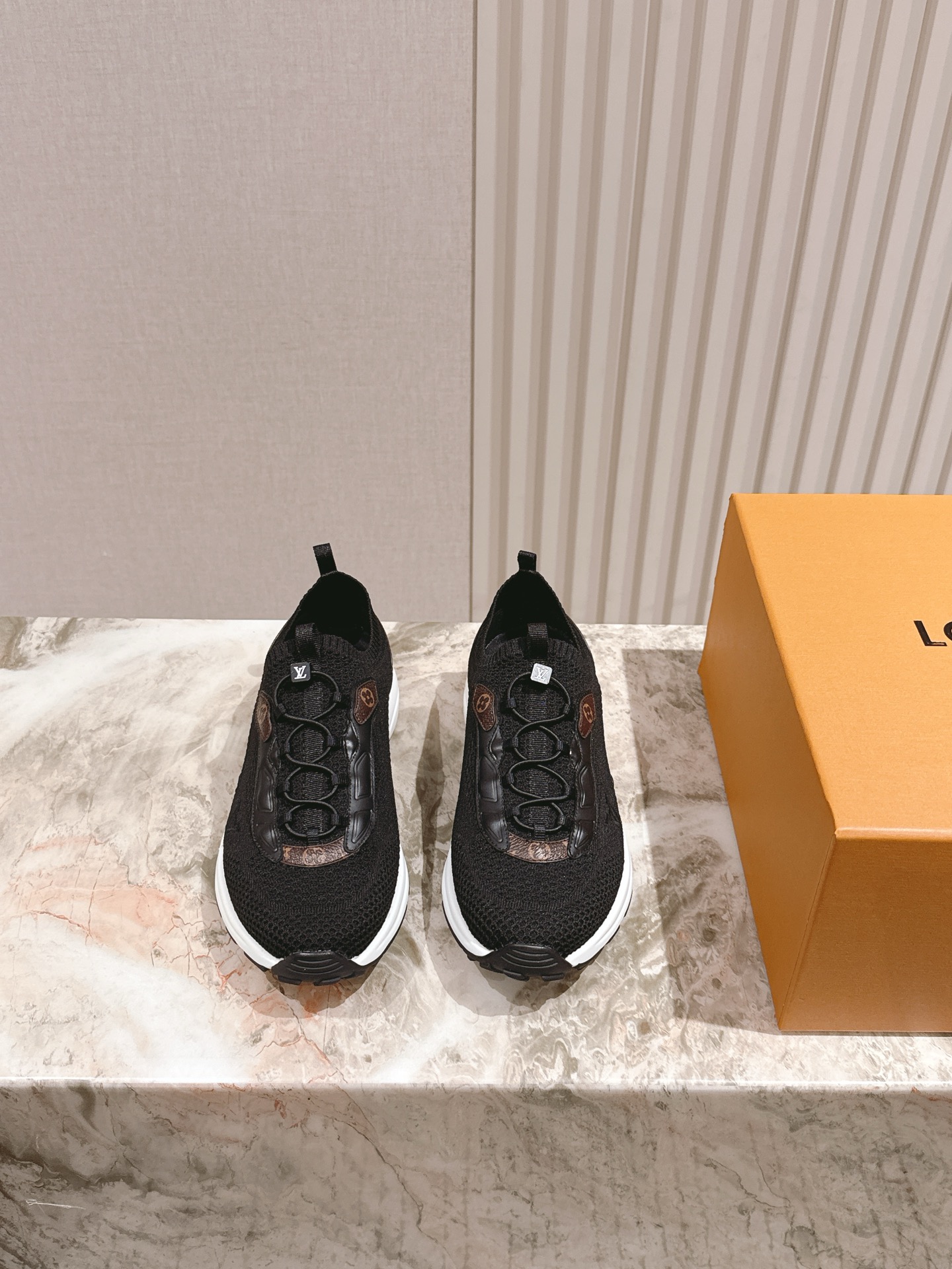 NO:485809,Couple style | 5 LV Louis Vuitton Early Spring New Series Sports Daddy Shoes!  The counter is synchronized with color matching, and the heavy industry creates a purchasing-level version of the girlish heart!  Showing your youthful vitality, your daily outfits are super eye-catching. The new mesh is really beautiful!  It's so beautiful that I can't take my eyes off!  The classic arch design has always been called a beautiful leg artifact!  Absolutely man-friendly, the upper is consistent with cowhide, wear-resistant, and the original mold-opening TPU is a long-lasting TPU, shock-absorbing and wear-resistant, with excellent rebound force, and it looks slim and light and comfortable!  Increase height 5cm Size35-45 Full set of packaging Couple style, casual shoes/sports shoes, louis vuitton, louis vuitton, sneakers, cowhide19860909情侣款 | 5  LV 路易威登早春新品系列运动老爹鞋！专柜同步配色重工打造代购级版本少女心爆棚！尽显青春活力,日常穿搭超级抢眼.新增网面,实在太好看！美到移不开眼！经典的拱形设计,一向被称之为美腿神器！绝对的人手必备 鞋面原版一致牛皮,耐穿耐磨 大底原版开模TPU,减震耐磨,回弹力超好,上脚巨显瘦.轻盈舒适！增高5cm Size35-45 全套包装 情侣款,休闲鞋/运动鞋,louis vuitton,louis vuitton,sneakers,cowhide,Women's Shoes