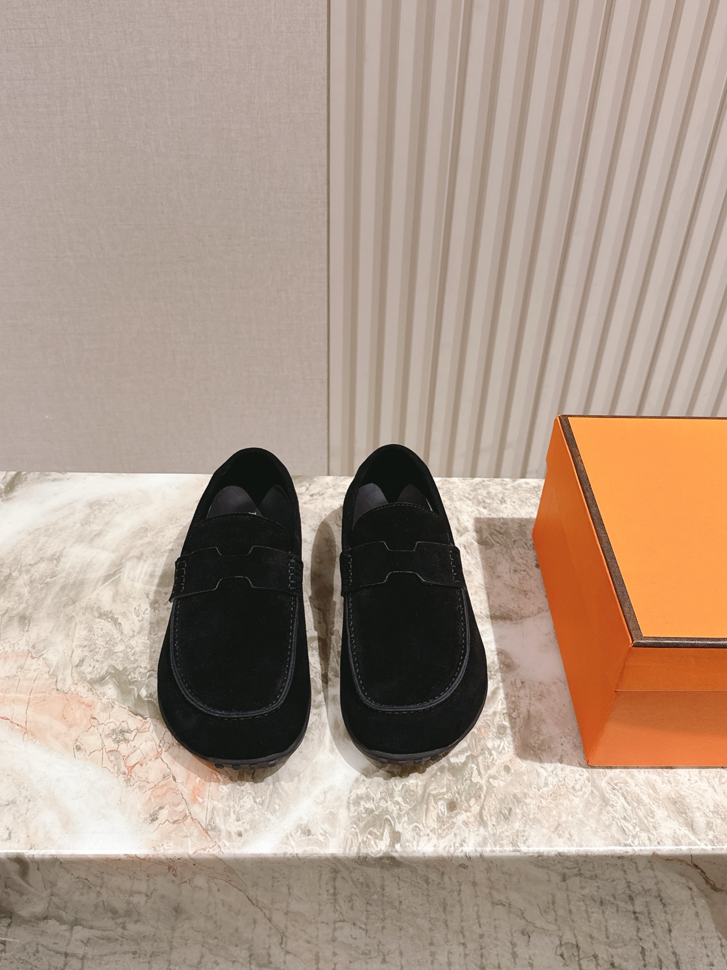 NO:485815,| 5 H Home New Spring and Summer Doudou Shoes!  Simple upper with ox-back velvet, light, comfortable and breathable!  Full of sportiness!  Top quality size 35-41 Full set of counter synchronous gift box packaging!  loafers19860909| 5 H家 春夏新品豆豆一脚蹬鞋！ 简约鞋面牛反绒,轻盈舒适透气！运动感十足！顶级精品size 35-41 全套专柜同步礼盒包装！,乐福鞋,loafers,Women's Shoes