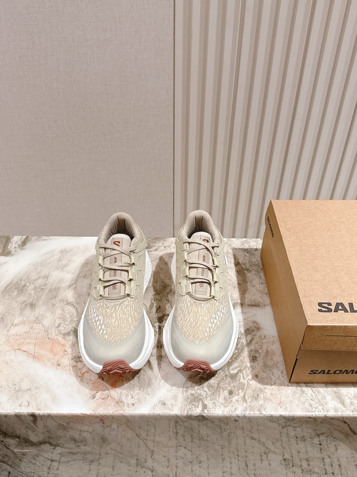 NO:495397,Men's 10 SALOMON XT WHISPER SALOMON*MM6 co-branded outdoor casual sneakers top version, a new interpretation focuses on its aerodynamic appearance, the iconic white and cream color bring urban style. The other pair is made of pure black to highlight the textured details. The iconic sneakers are refined into a new urban classic to bring silence to SALOMON. The original imported cowhide + breathable mesh. The inner original imported breathable mesh. The sole is original open mold-proof rubber outsole. The sole is 4CM Size. Women's 35-4040-45 men (40 custom-made, no return or exchange), casual shoes/sports shoes, masion margiela, sneakers, cowhide19860909男10 SALOMON XT WHISPER 萨洛蒙*MM6联名款户外 休闲 运动鞋 顶级版本,全新演绎的专注于其空气动力学的外观上,标志性白色与奶油色带来都市风格. 另一双则以纯粹的黑色打造,突出富质感的细节,标志性运动鞋被提炼为新的都市经典为 SALOMON 带来静谧气息 面料原版进口牛皮＋透气网面 内里原版进口透气网里 鞋底原版开模防滑橡胶大底 底厚4CM Size 女款35-4040-45男（40订做不退换）,休闲鞋/运动鞋,masion margiela,sneakers,cowhide,Women's Shoes