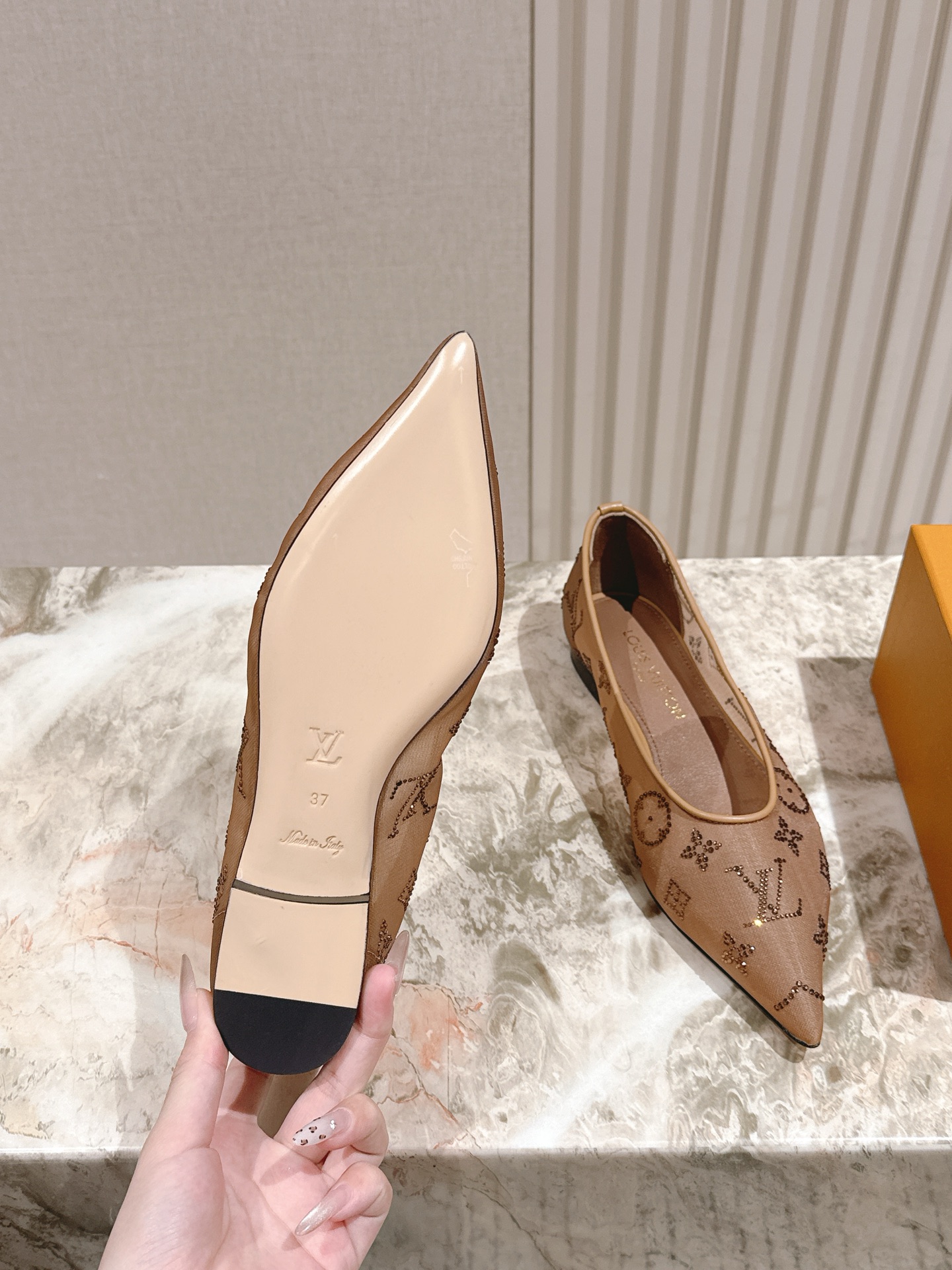   | ²⁰²5𝐬𝐬 🤍🤎
驴家早春新品🆕 new arrival～LV春夏尖头网面烫钻鞋，也太出彩了！