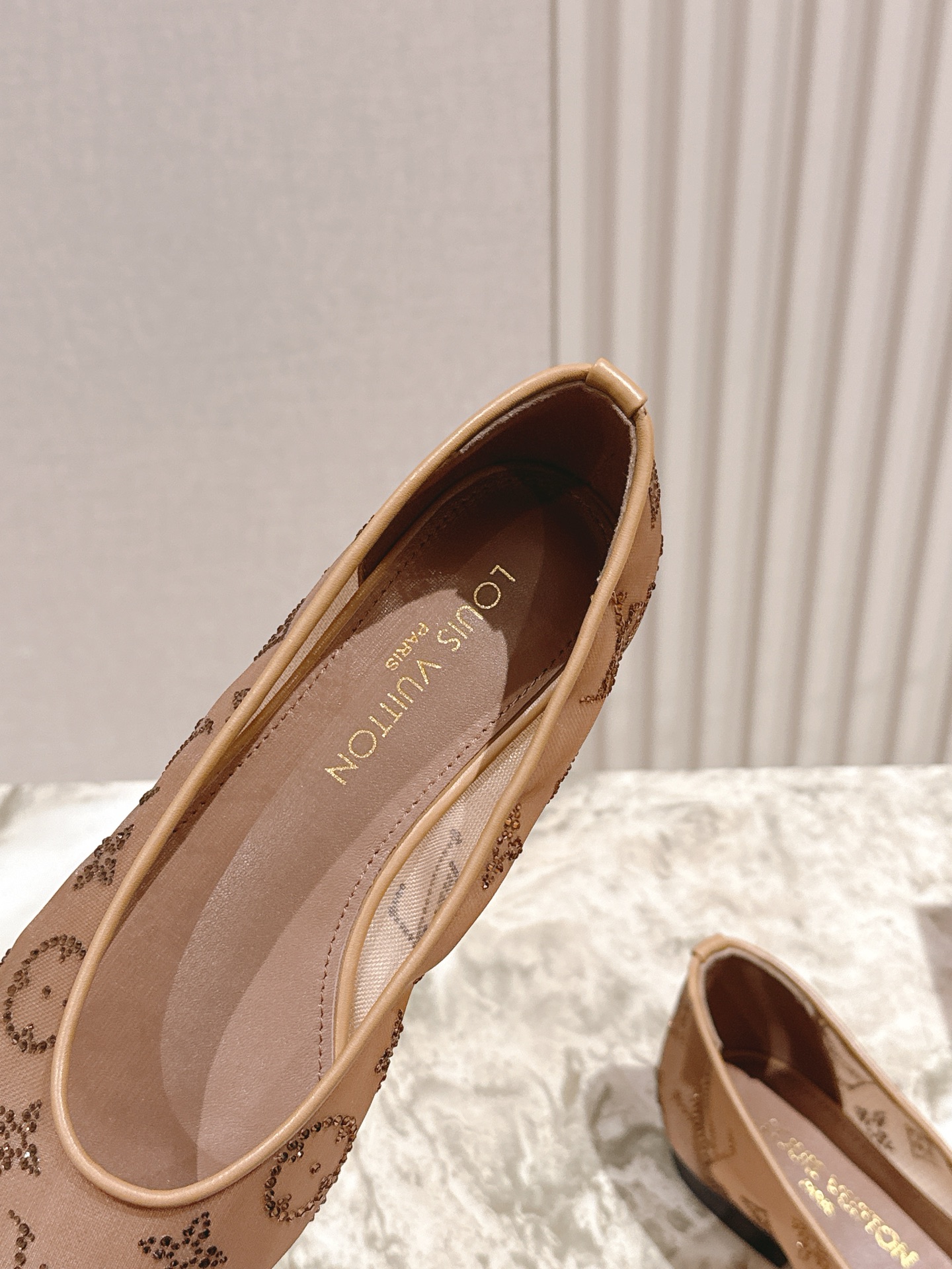   | ²⁰²5𝐬𝐬 🤍🤎
驴家早春新品🆕 new arrival～LV春夏尖头网面烫钻鞋，也太出彩了！