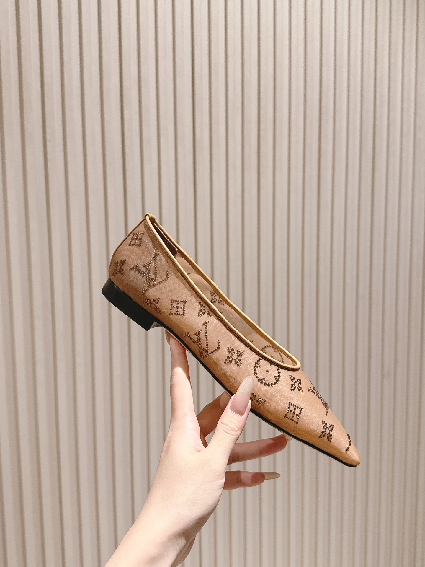   | ²⁰²5𝐬𝐬 🤍🤎
驴家早春新品🆕 new arrival～LV春夏尖头网面烫钻鞋，也太出彩了！