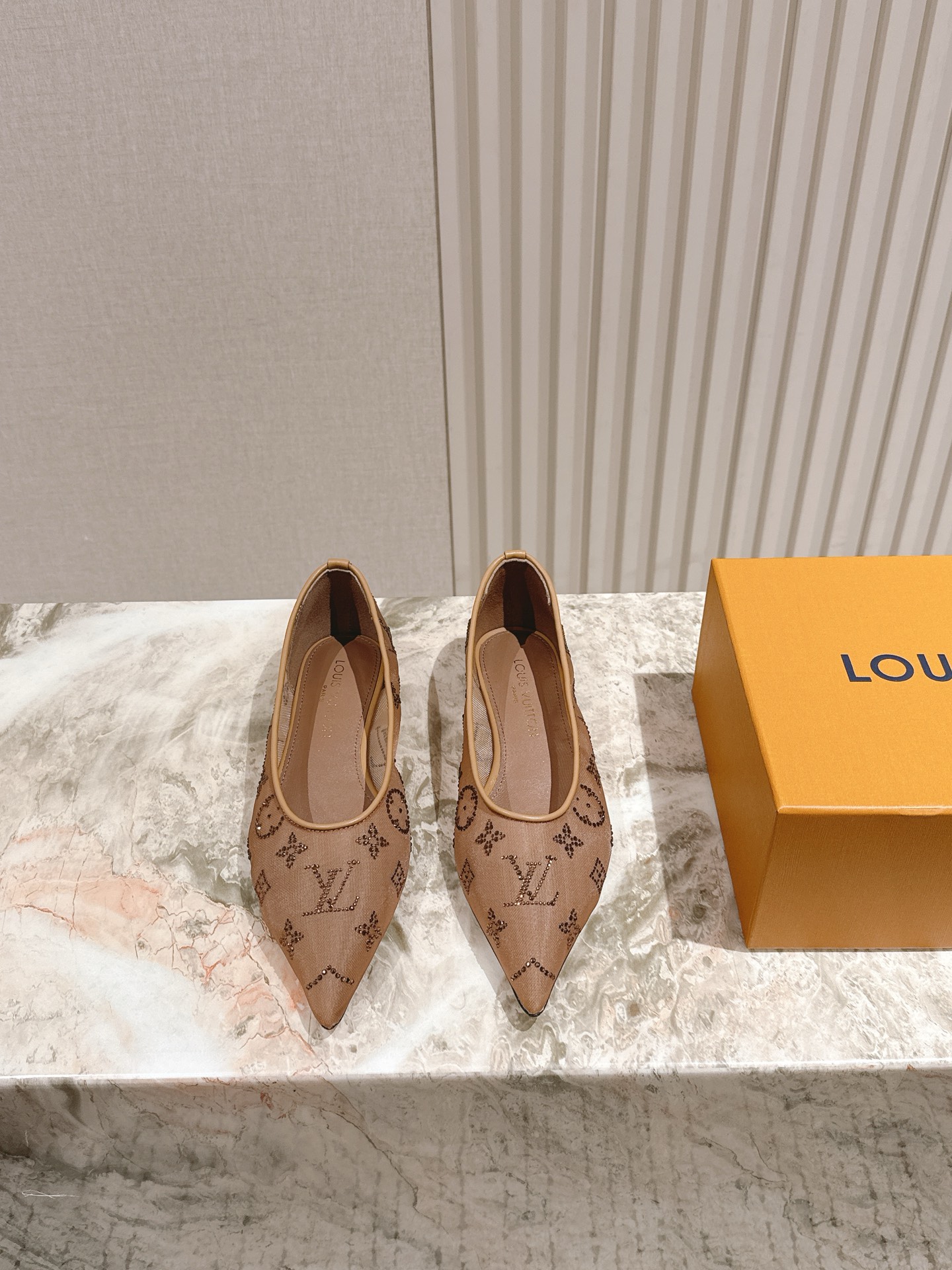   | ²⁰²5𝐬𝐬 🤍🤎
驴家早春新品🆕 new arrival～LV春夏尖头网面烫钻鞋，也太出彩了！