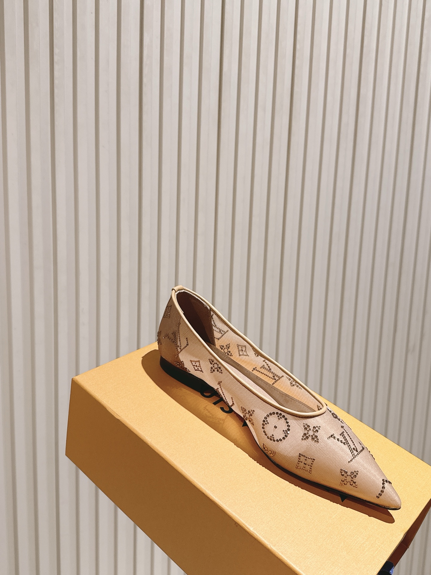   | ²⁰²5𝐬𝐬 🤍🤎
驴家早春新品🆕 new arrival～LV春夏尖头网面烫钻鞋，也太出彩了！