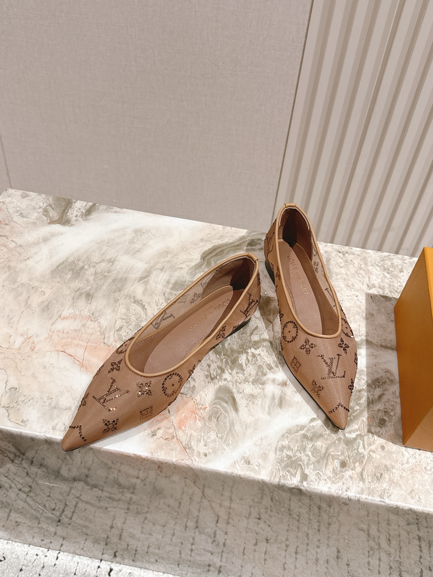   | ²⁰²5𝐬𝐬 🤍🤎
驴家早春新品🆕 new arrival～LV春夏尖头网面烫钻鞋，也太出彩了！