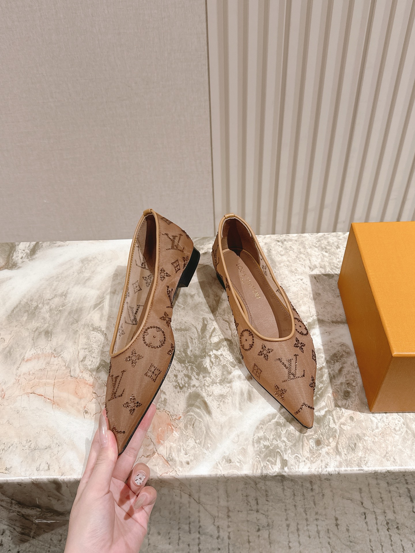   | ²⁰²5𝐬𝐬 🤍🤎
驴家早春新品🆕 new arrival～LV春夏尖头网面烫钻鞋，也太出彩了！