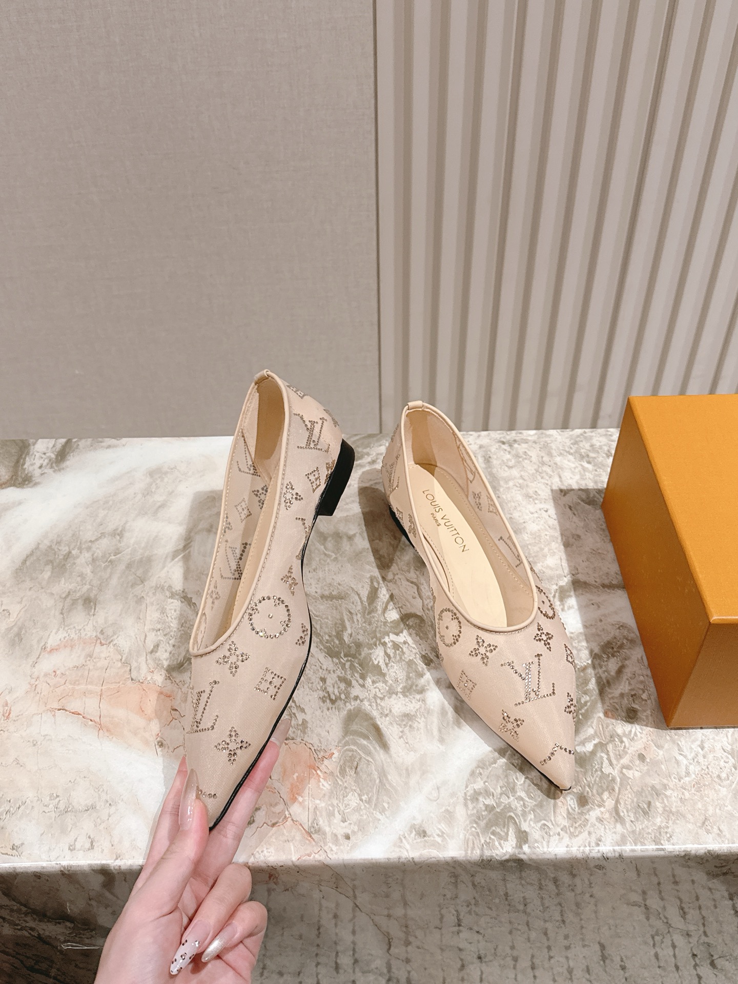   | ²⁰²5𝐬𝐬 🤍🤎
驴家早春新品🆕 new arrival～LV春夏尖头网面烫钻鞋，也太出彩了！