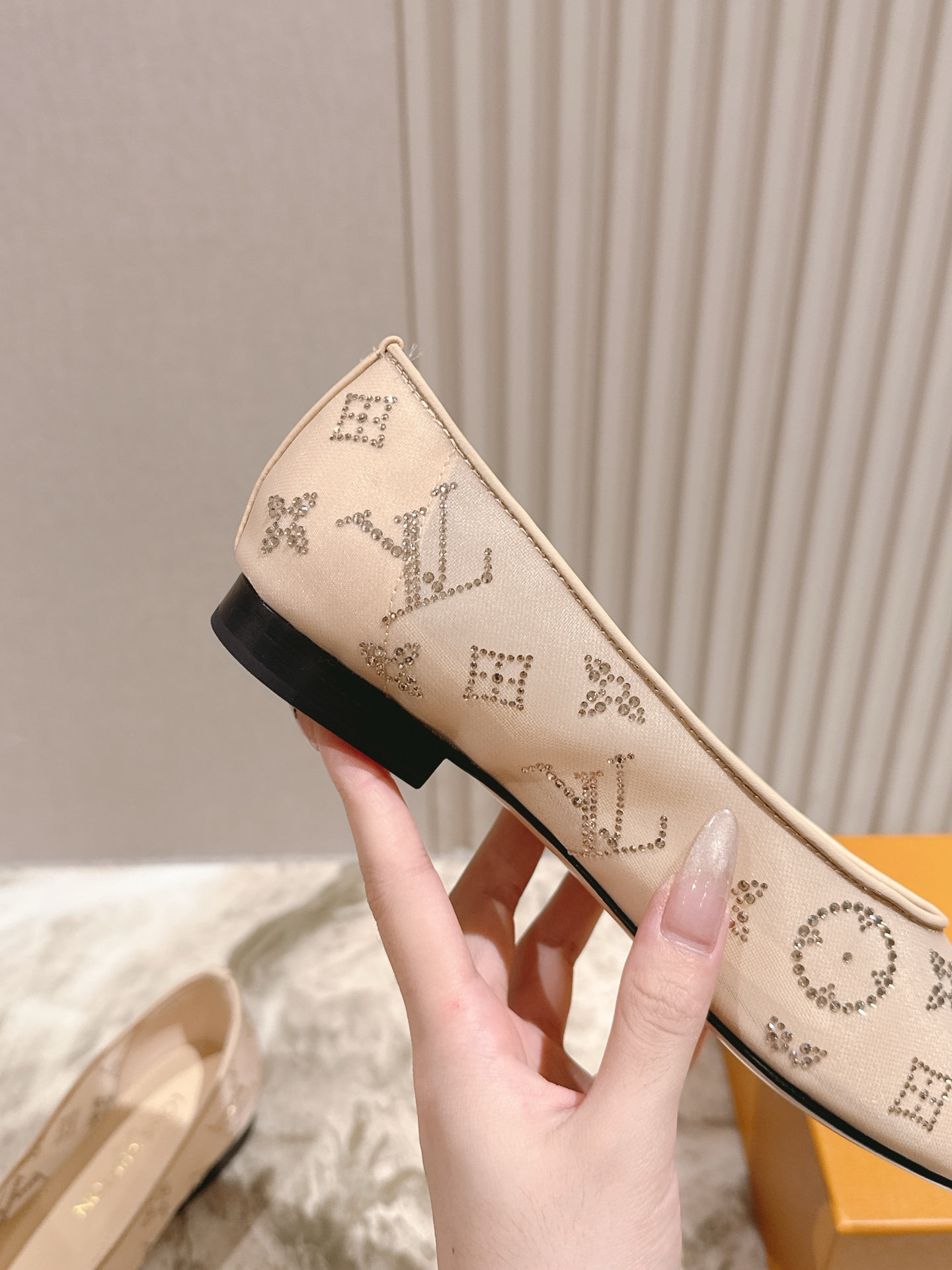   | ²⁰²5𝐬𝐬 🤍🤎
驴家早春新品🆕 new arrival～LV春夏尖头网面烫钻鞋，也太出彩了！