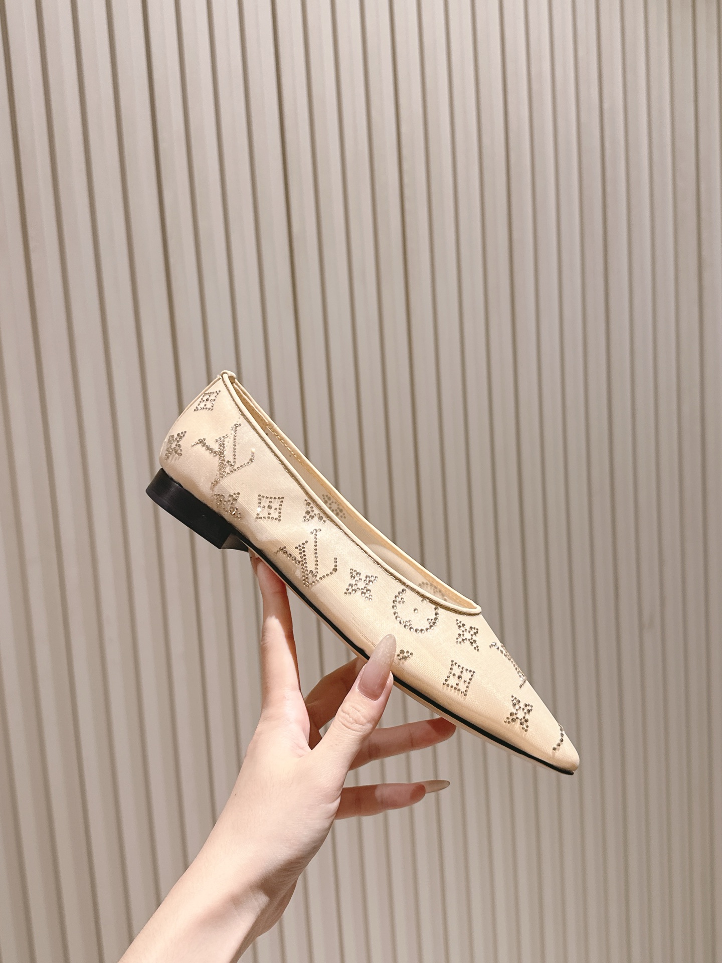   | ²⁰²5𝐬𝐬 🤍🤎
驴家早春新品🆕 new arrival～LV春夏尖头网面烫钻鞋，也太出彩了！