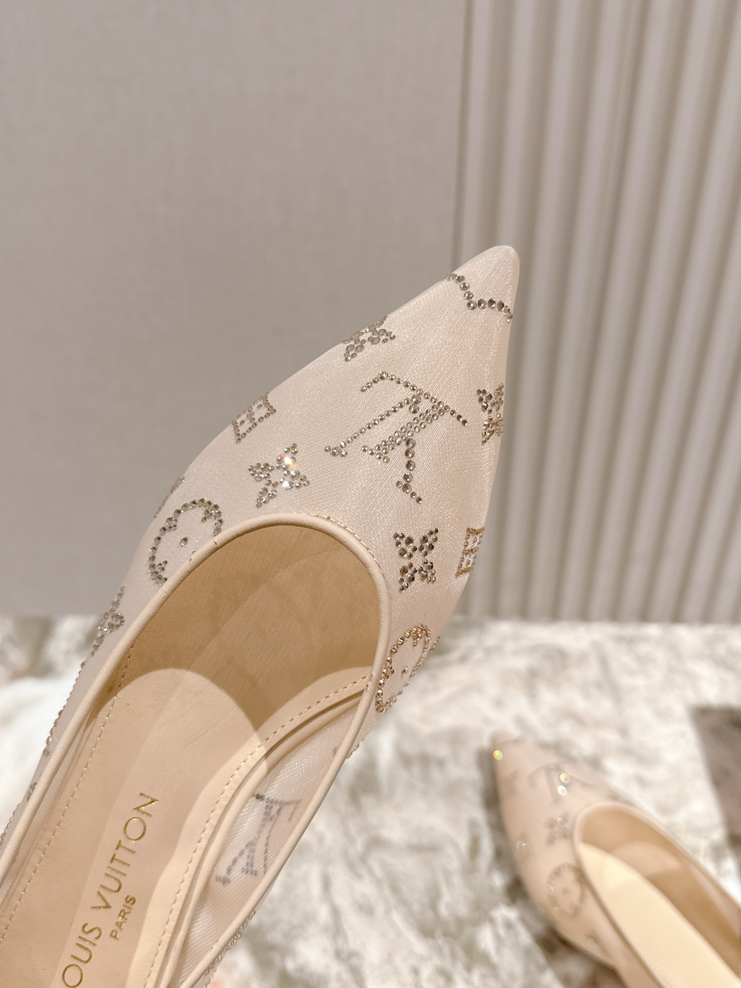   | ²⁰²5𝐬𝐬 🤍🤎
驴家早春新品🆕 new arrival～LV春夏尖头网面烫钻鞋，也太出彩了！