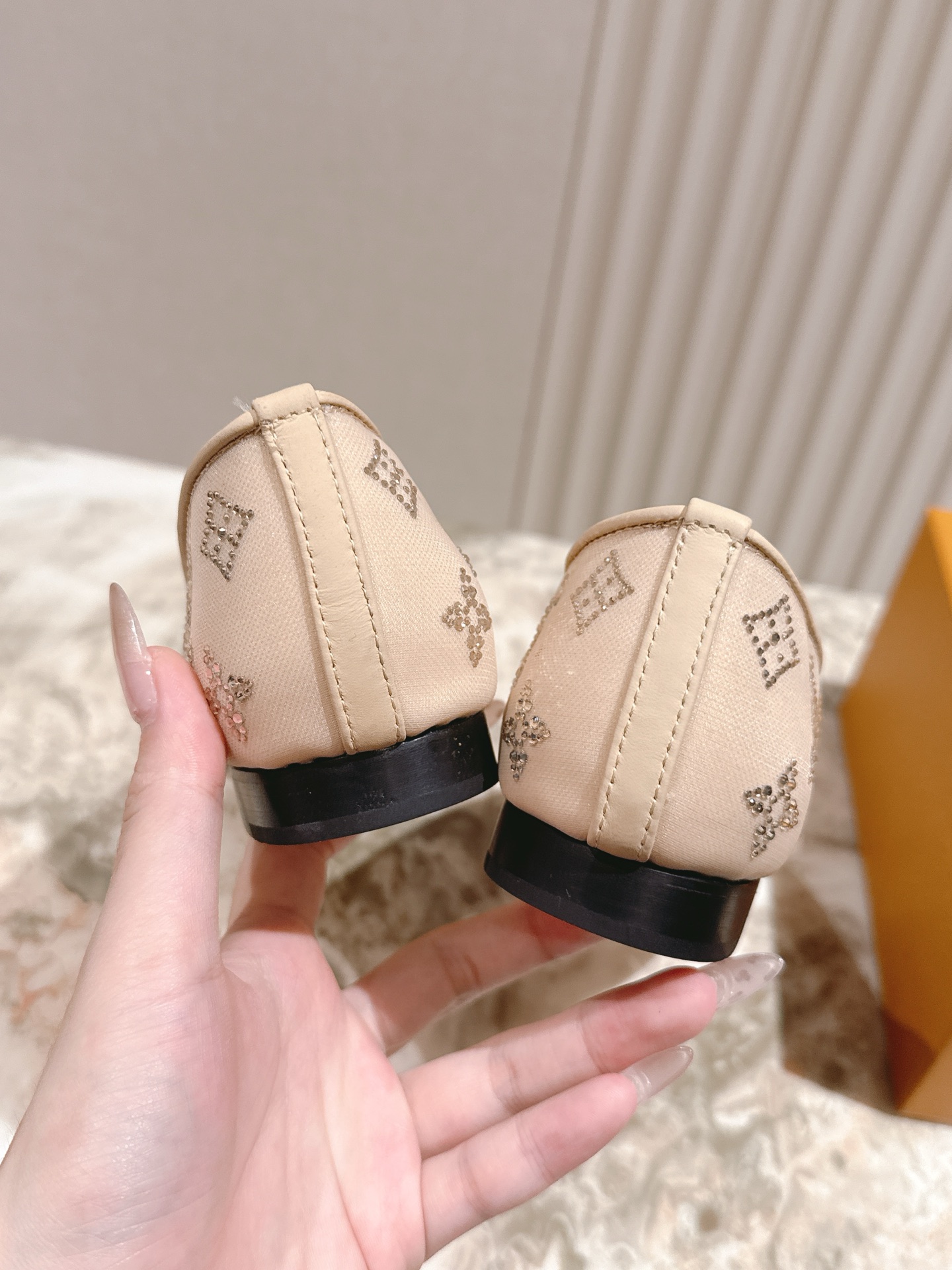   | ²⁰²5𝐬𝐬 🤍🤎
驴家早春新品🆕 new arrival～LV春夏尖头网面烫钻鞋，也太出彩了！