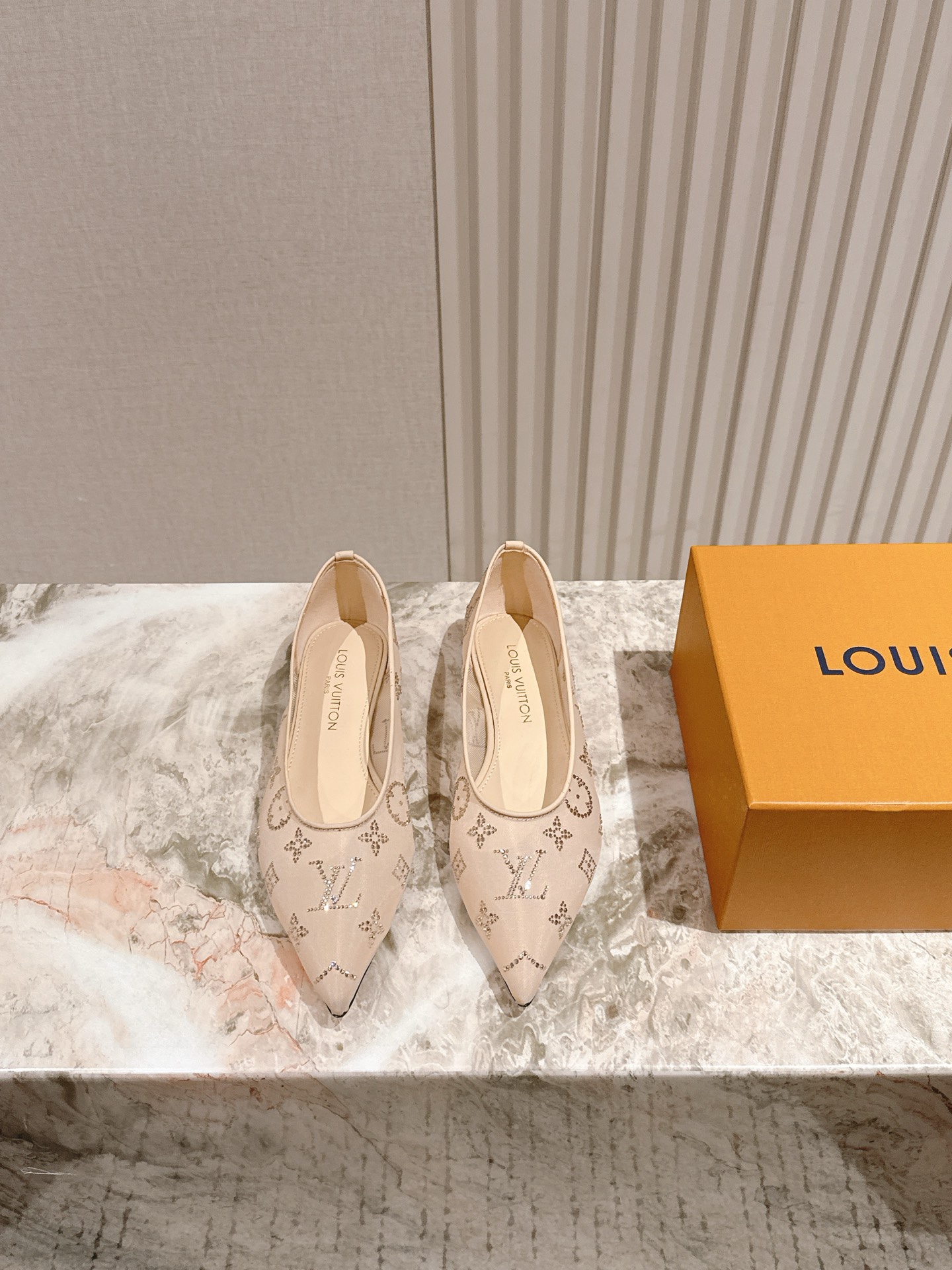   | ²⁰²5𝐬𝐬 🤍🤎
驴家早春新品🆕 new arrival～LV春夏尖头网面烫钻鞋，也太出彩了！