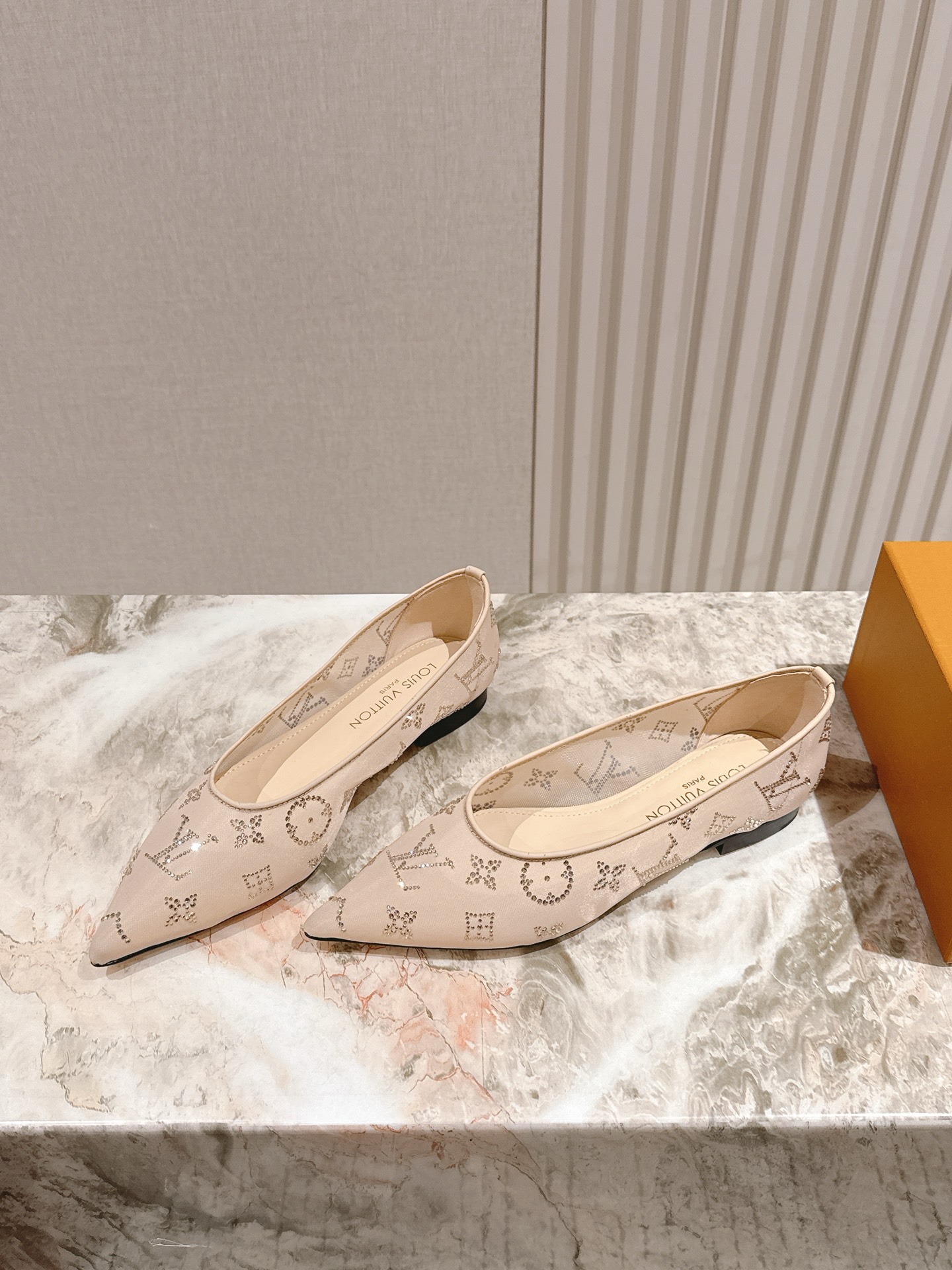   | ²⁰²5𝐬𝐬 🤍🤎
驴家早春新品🆕 new arrival～LV春夏尖头网面烫钻鞋，也太出彩了！