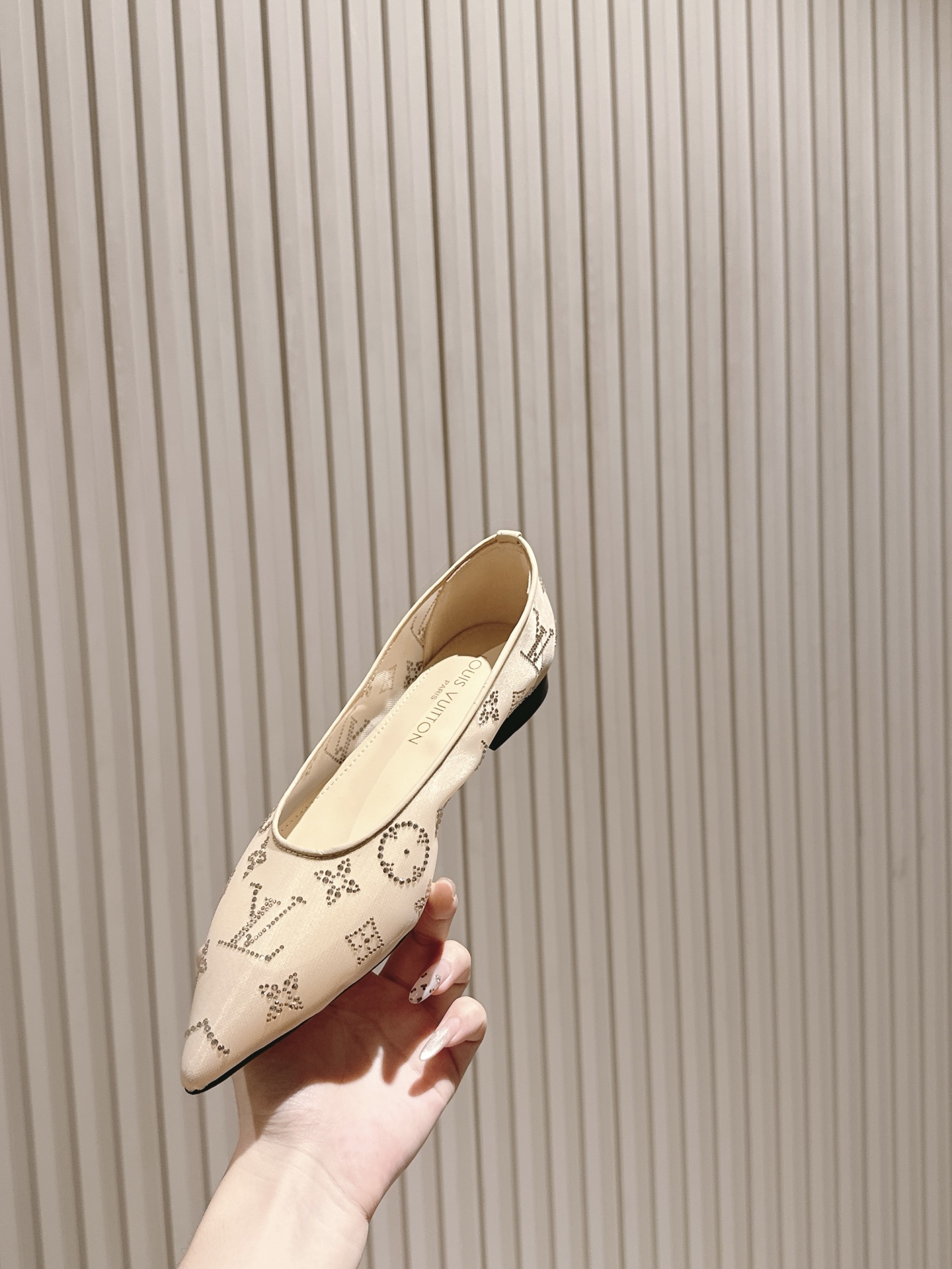   | ²⁰²5𝐬𝐬 🤍🤎
驴家早春新品🆕 new arrival～LV春夏尖头网面烫钻鞋，也太出彩了！