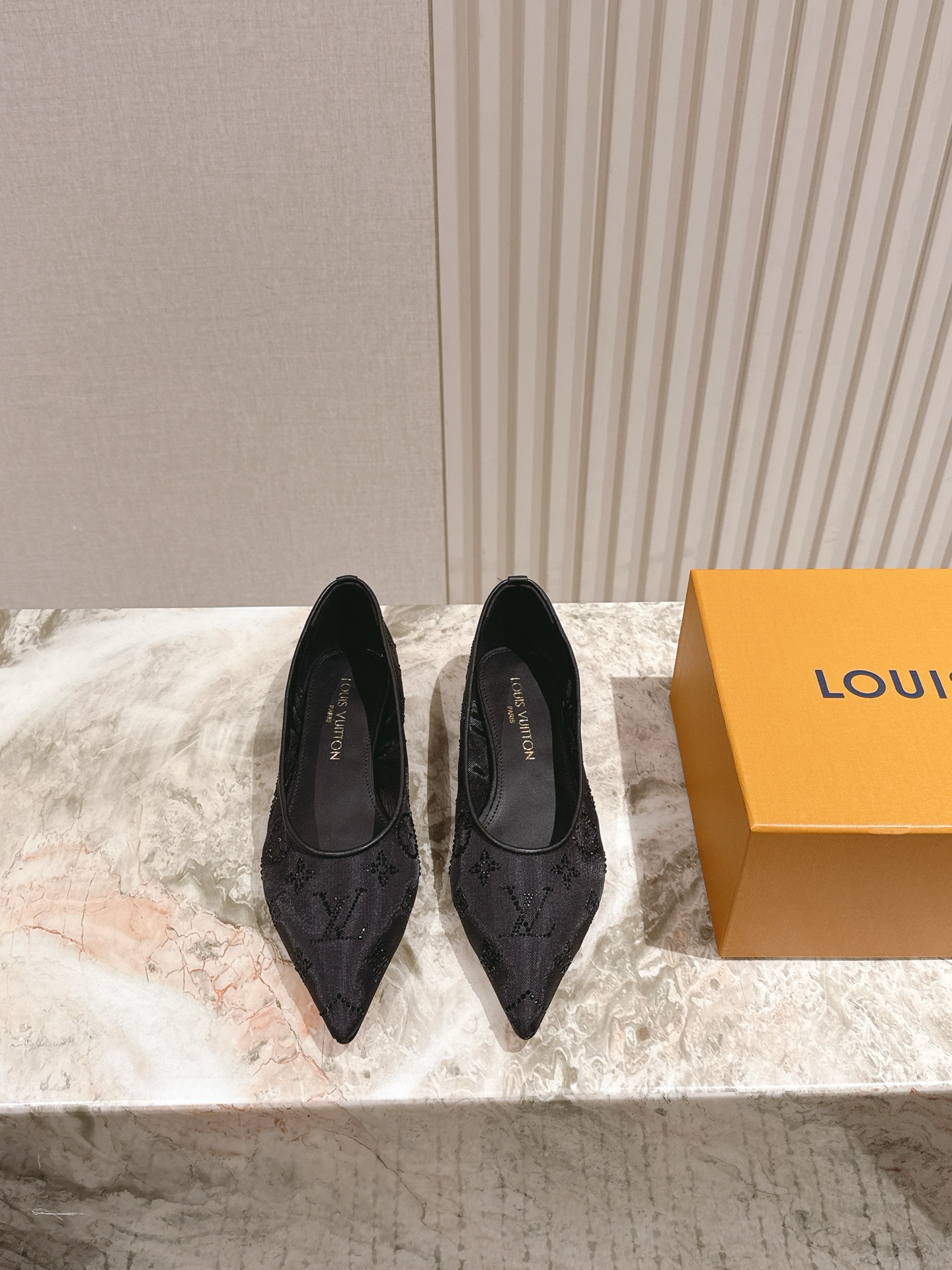   | ²⁰²5𝐬𝐬 🤍🤎
驴家早春新品🆕 new arrival～LV春夏尖头网面烫钻鞋，也太出彩了！
