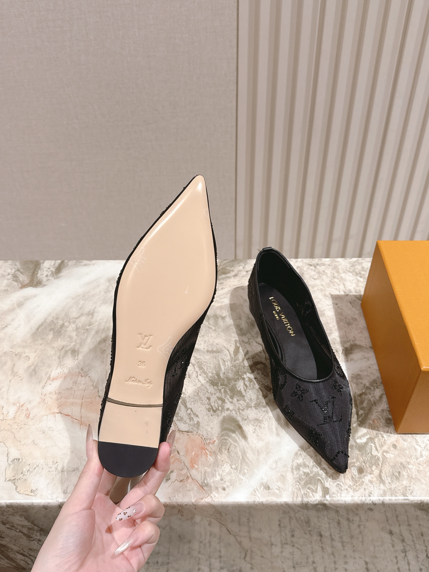   | ²⁰²5𝐬𝐬 🤍🤎
驴家早春新品🆕 new arrival～LV春夏尖头网面烫钻鞋，也太出彩了！