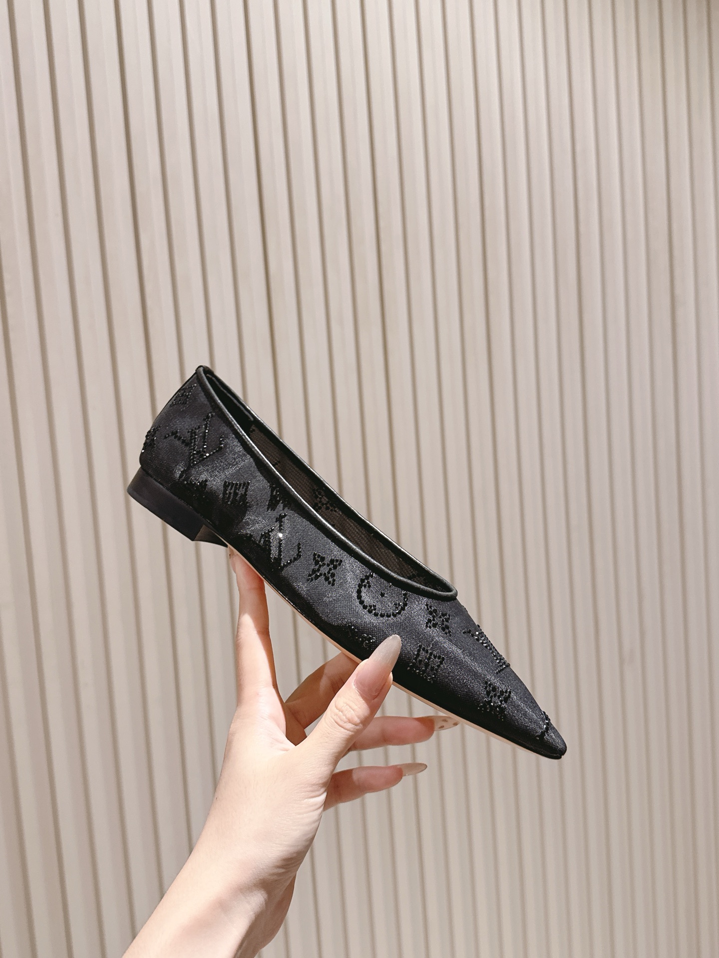   | ²⁰²5𝐬𝐬 🤍🤎
驴家早春新品🆕 new arrival～LV春夏尖头网面烫钻鞋，也太出彩了！