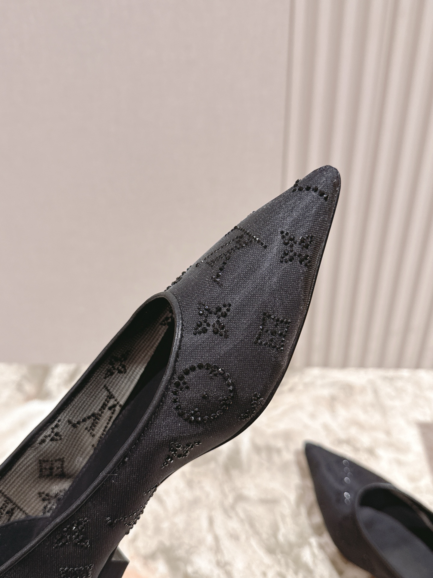   | ²⁰²5𝐬𝐬 🤍🤎
驴家早春新品🆕 new arrival～LV春夏尖头网面烫钻鞋，也太出彩了！