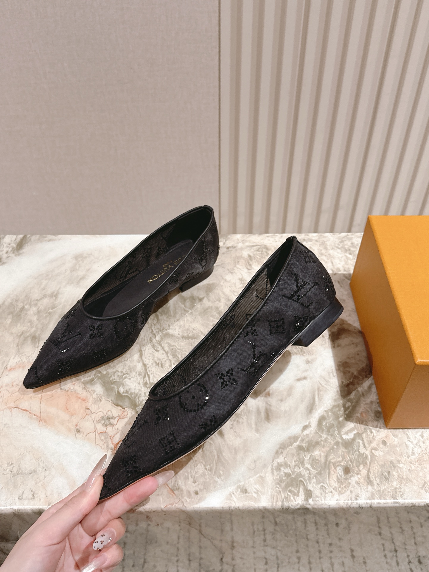   | ²⁰²5𝐬𝐬 🤍🤎
驴家早春新品🆕 new arrival～LV春夏尖头网面烫钻鞋，也太出彩了！