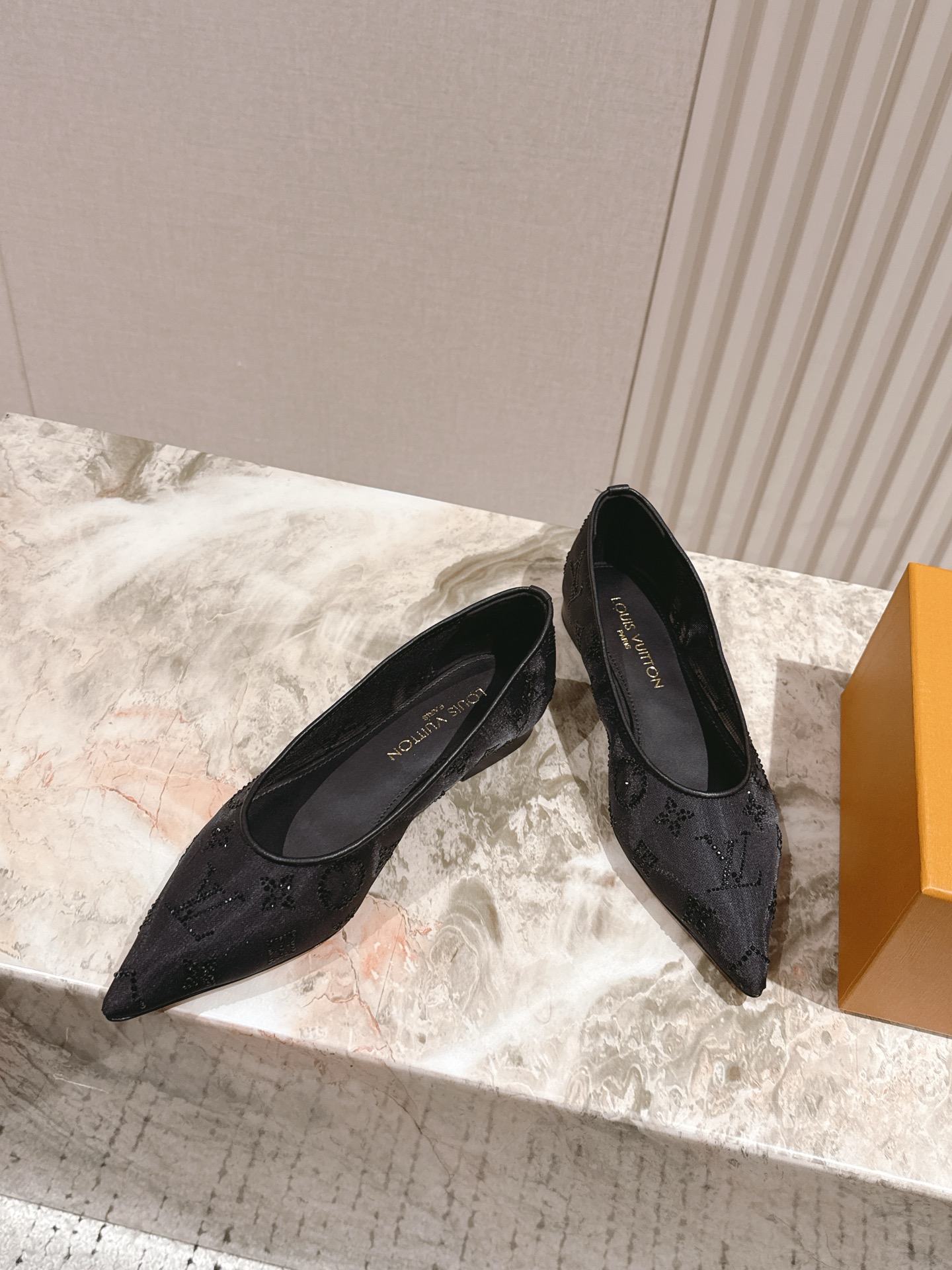   | ²⁰²5𝐬𝐬 🤍🤎
驴家早春新品🆕 new arrival～LV春夏尖头网面烫钻鞋，也太出彩了！
