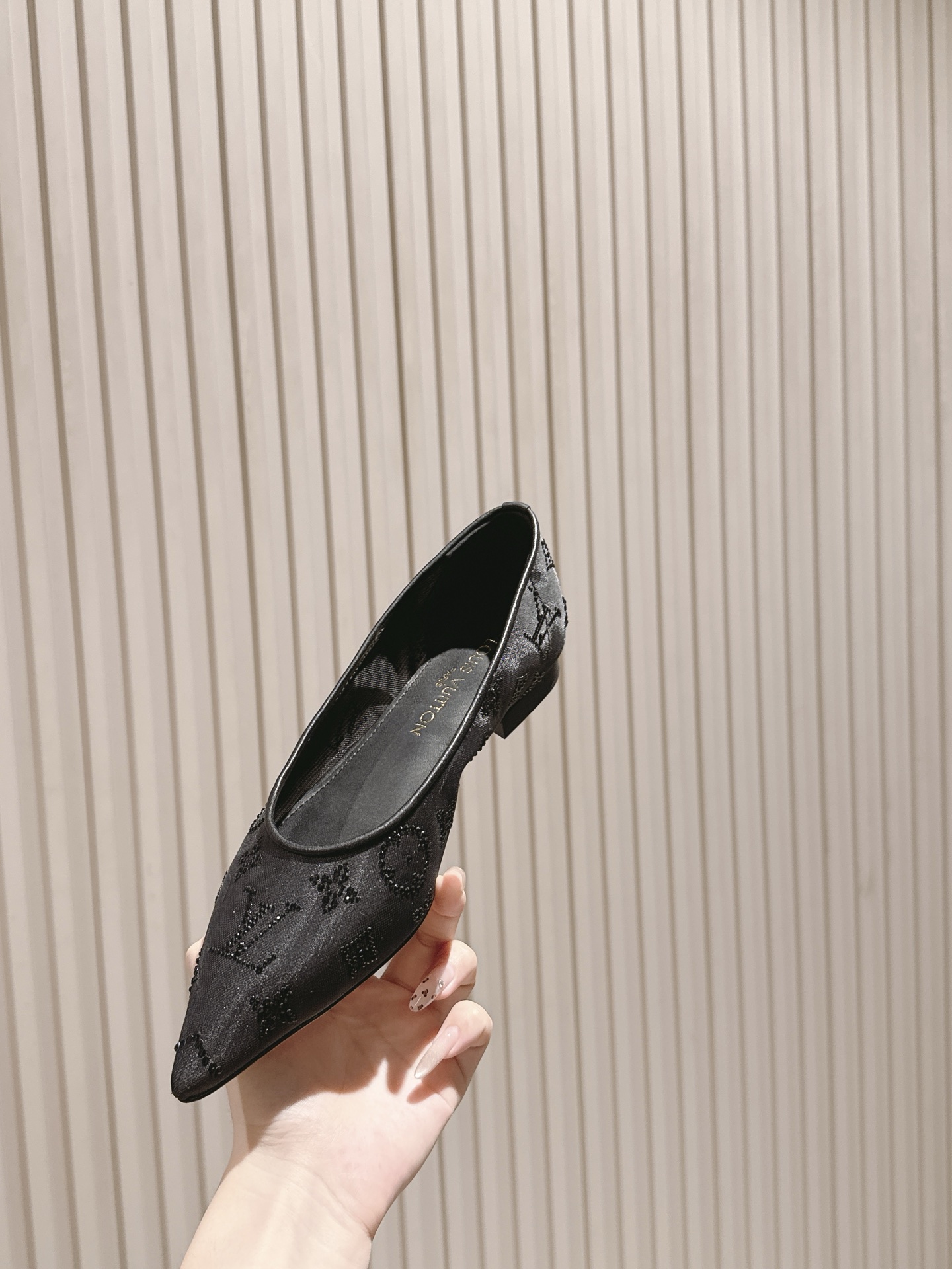   | ²⁰²5𝐬𝐬 🤍🤎
驴家早春新品🆕 new arrival～LV春夏尖头网面烫钻鞋，也太出彩了！