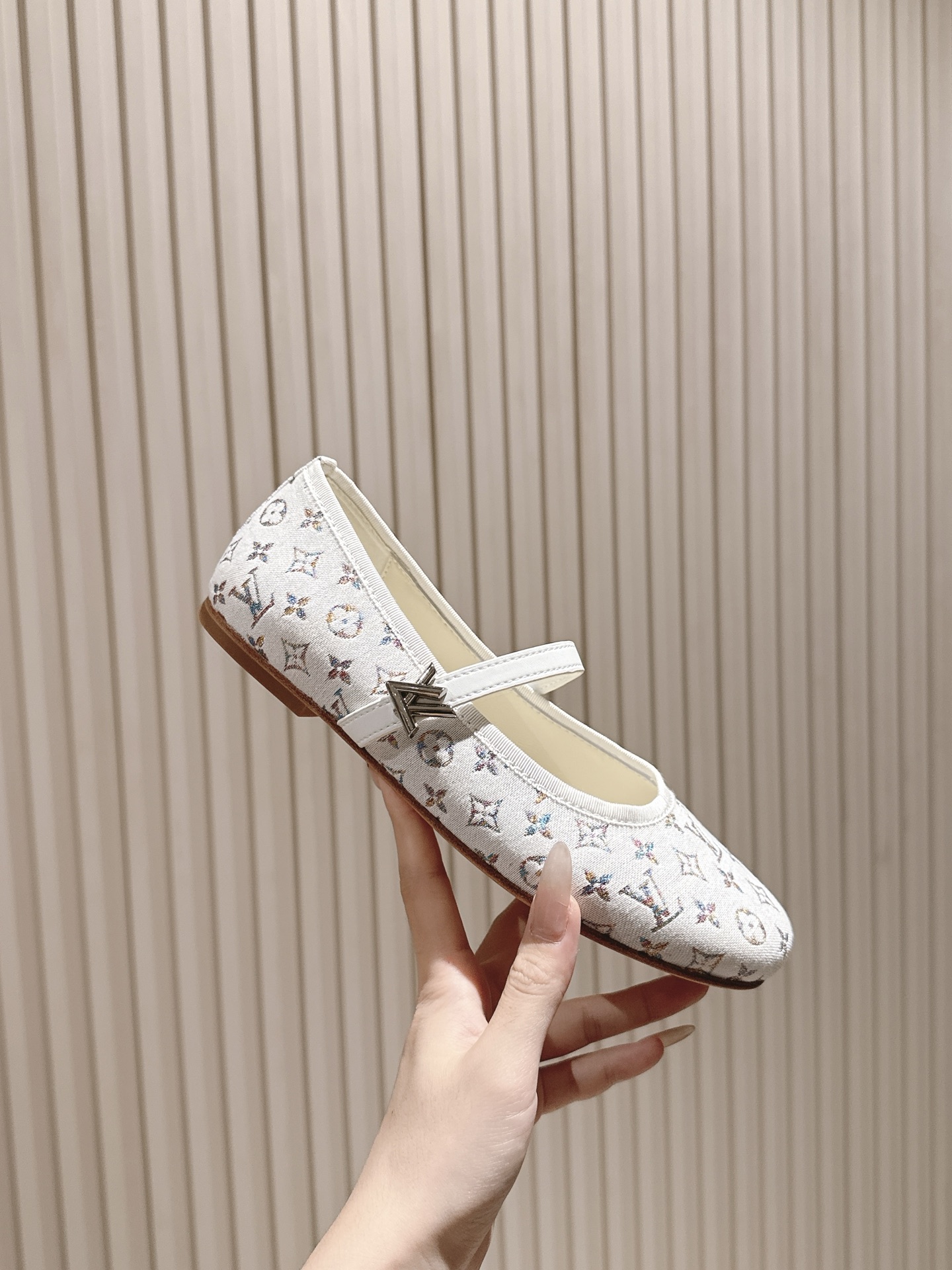  | ²⁰²5𝐬𝐬 🤍🤎
驴家早春新品🆕 new arrival～LV春夏芭蕾舞鞋，也太出彩了！时尚性