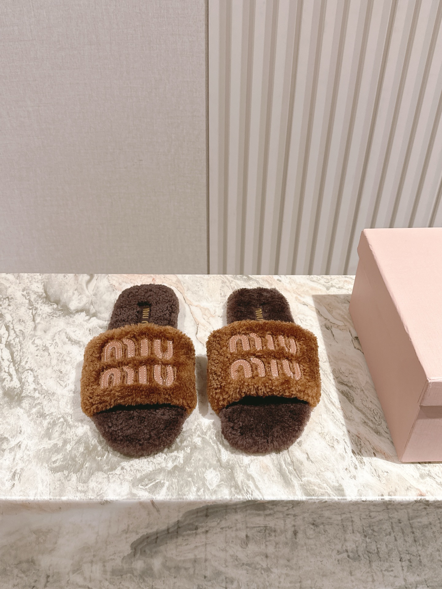 NO:485833,| 5 × Miao Miao The new wool slipper series is available ★★★★★ A new series of chewing that coexists comfort and fashion, with a combination of design and matching, simple and elegant, versatile and fashionable!  Original custom wool electric embroidery on the upper inner lining: Original custom wool lining outsole original rubber sole Shoe size: 35-39 (40 customization without return and exchange) Delivery luxury latest counter full set packaging, fur shoes and slippers19860909| 5  ×缪 缪 新款羊毛拖鞋系列上新 ★★★★★ 舒适度与时髦度并存的开挂全新系列,设计搭配,简约大方,百搭时尚！ 鞋面原版定制羊毛电绣 内里: 原版定制羊毛里 大底原版橡胶底 鞋码: 35-39（40定制不退换） 配送豪华最新专柜全套包装,毛毛鞋拖鞋,slippers,Women's Shoes