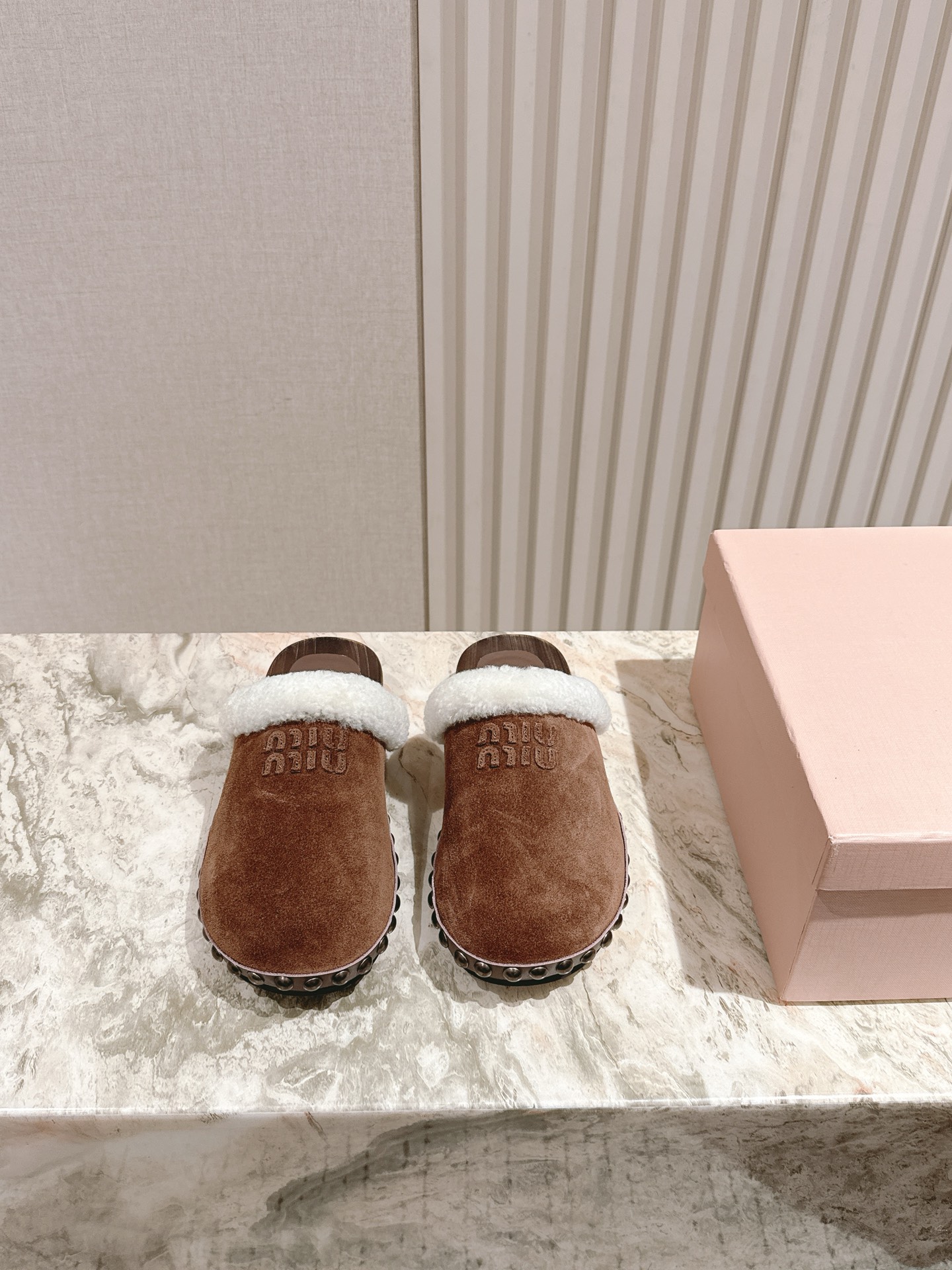 NO:485825,| 5 Miao Miao New early autumn wool drag series is available ★★★★★★ The latest show style of Paris Fashion Week, a new series of opening and opening with comfort and fashion, round toe design and different style needs, original custom ox back wool upper lining: original custom sheepskin lining, cowhide foot pads, large sole original mold-opening and anti-slip wooden sole Shoe size: 35-39 (40 customization without return and exchange) Delivery luxury latest counter full packaging, semi-torch, cowhide, sheepskin19860909| 5  缪 缪 新款早秋毛拖系列上新 ★★★★★ 巴黎时装周最新走秀款,舒适度与时髦度并存的开挂全新系列,圆头设计搭配不同风格需求 鞋面原版定制牛反绒羊毛 内里: 原版定制羊皮内里,牛皮 垫脚 大底原版开模防滑木底 鞋码: 35-39（40定制不退换） 配送豪华最新专柜全套包装,半拖,cowhide,sheepskin,Women's Shoes