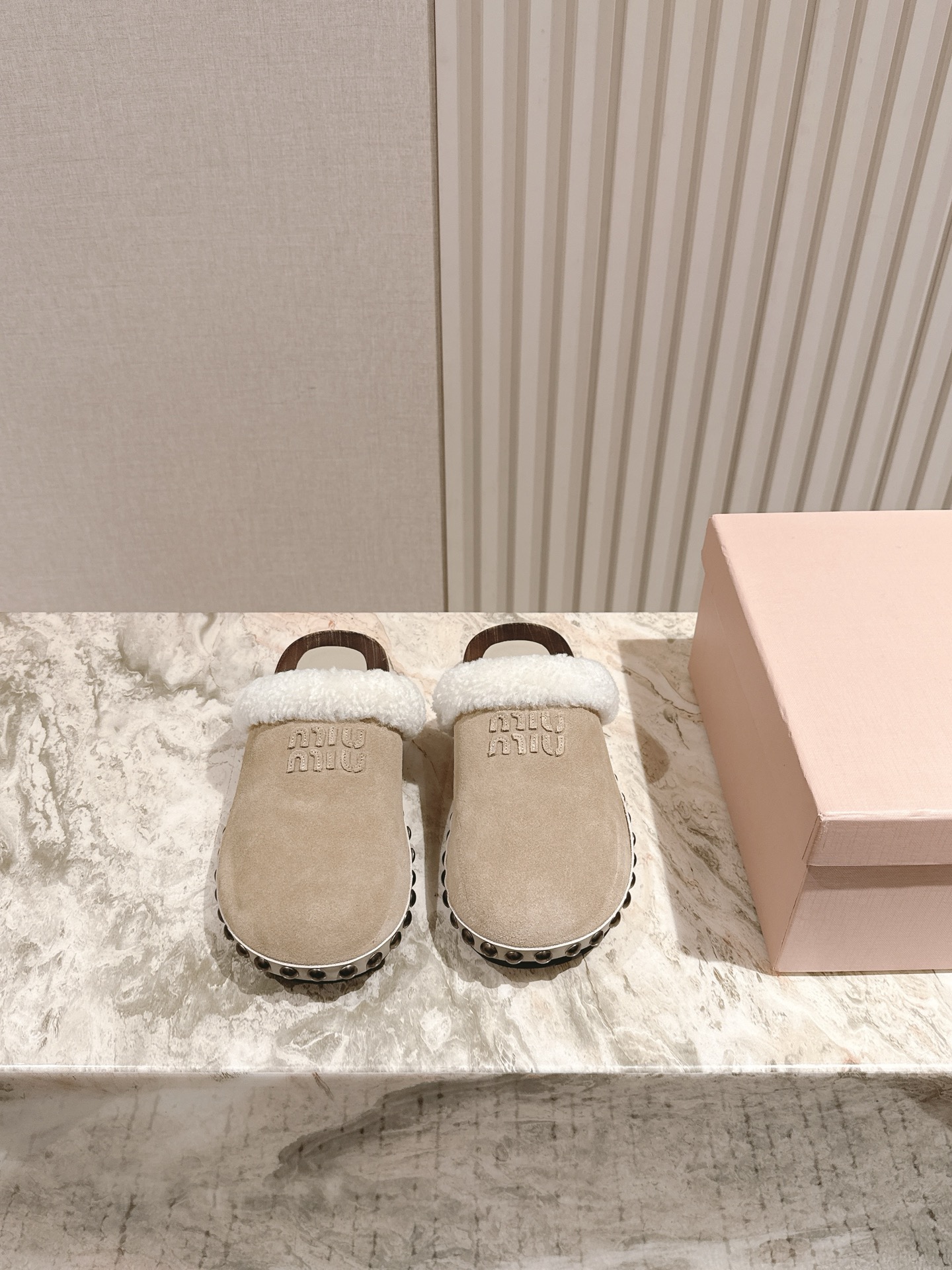 NO:485829,Slippers | 5 Miao Miao New early autumn wool drag series is available ★★★★★★ The latest show style of Paris Fashion Week, a new series of opening and opening with comfort and fashion, round toe design and different style needs, original custom ox back wool upper lining: original custom sheepskin lining, cowhide foot pads, large sole original mold-opening anti-slip wooden sole Shoe size: 35-39 (40 customization without return and exchange) Delivery luxury latest counter full packaging, semi-torch, slippers, cowhide, sheepskin19860909拖鞋 | 5  缪 缪 新款早秋毛拖系列上新 ★★★★★ 巴黎时装周最新走秀款,舒适度与时髦度并存的开挂全新系列,圆头设计搭配不同风格需求 鞋面原版定制牛反绒羊毛 内里: 原版定制羊皮内里,牛皮 垫脚 大底原版开模防滑木底 鞋码: 35-39（40定制不退换） 配送豪华最新专柜全套包装,半拖,slippers,cowhide,sheepskin,Women's Shoes