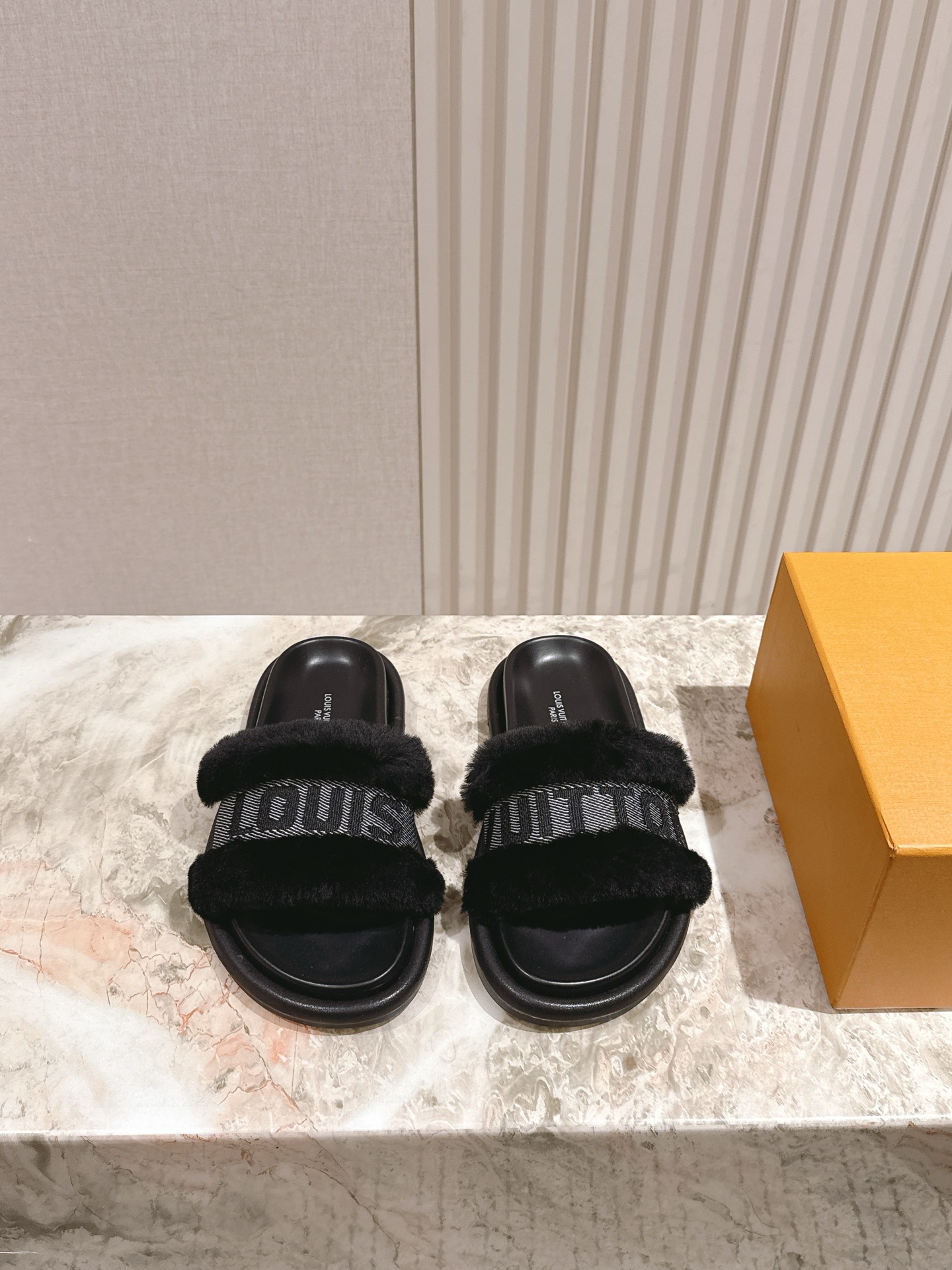 NO:485806,| 5 The top-level version of the new Lujia counter focuses on the latest Donkey brand slippers, hard goods are on the newest, and purchasing level!  Full of high-end feeling!  A popular model from domestic and foreign bloggers, retro and fashionable, beautiful!  The official website recommends the money!  Upper original fabric 3D printed cowhide wool foot pad: imported goatskin original outsole one to one open mold and anti-slip soft sole size 35-4140 41 customization, slippers, louis vuitton, louis vuitton, slippers, cowhide, sheepskin19860909| 5 驴家新品顶级版本专柜主打最新款驴牌拖鞋 硬货上新 代购级别！高级感十足！国内外博主刷爆的一款,复古又时髦上脚美炸了！官网主推款！ 鞋面原版面料3D印花牛皮羊毛 垫脚: 进口山羊皮里 大底原版一比一开模防滑软底 码数35-4140 41定制,拖鞋,louis vuitton,louis vuitton,slippers,cowhide,sheepskin,Women's Shoes