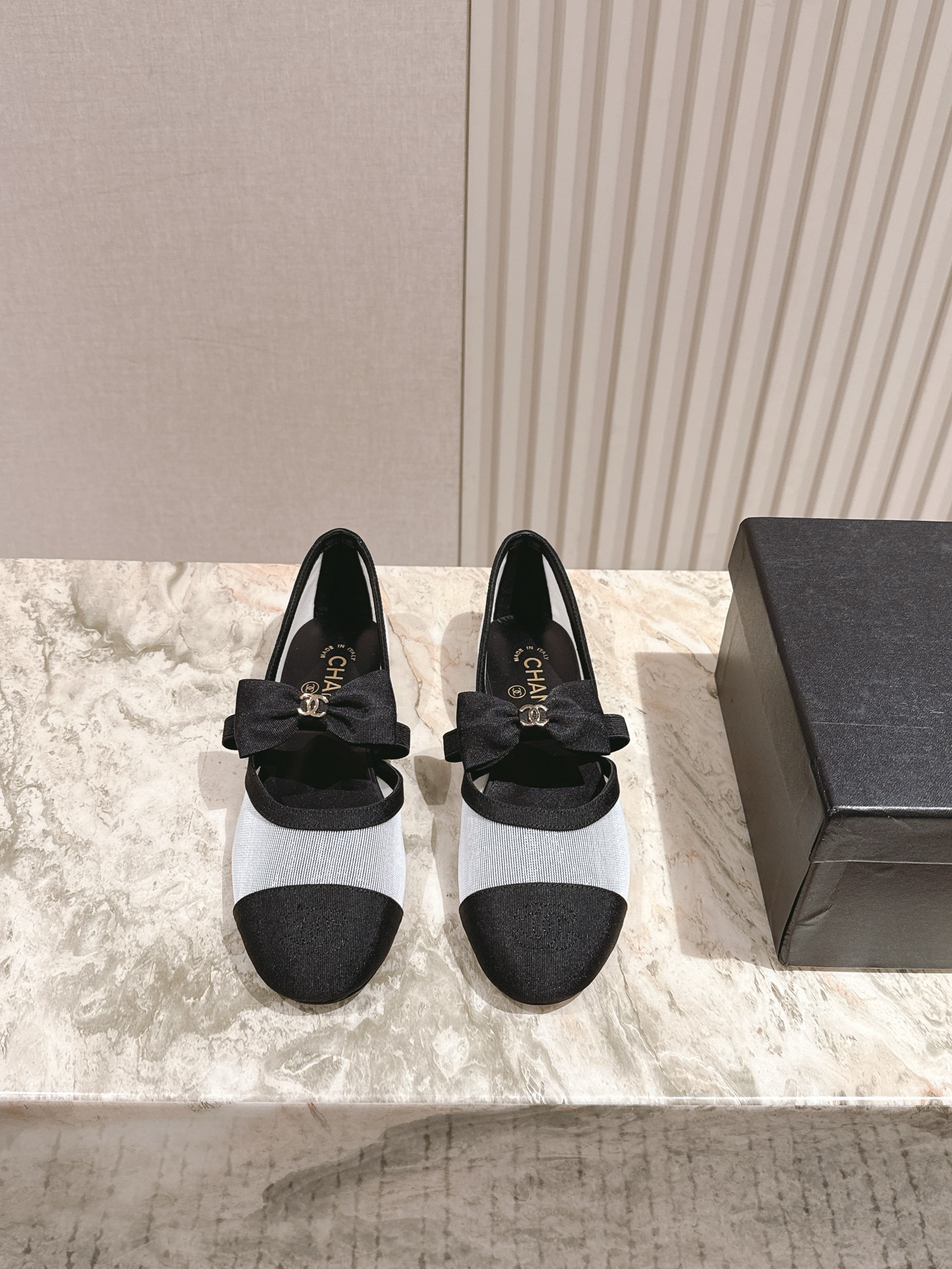 NO:485784,| 5 CHANE' Xiaoxiang's latest Mary Zhen is new, completely original one-to-one replica, super positive style, latest fashionable design, single shoes that are popular all over the Internet, cool and fashionable, unique design is the most eye-catching, and the legs are also very good to modify, and the upper material is made of original one-to-be-made cloth, sheepskin and velvet face! The inner material is sheepskin, genuine leather soles! Size 35-40, a full set of sync gift boxes for counters!, Mary Zhen, chanel, mary jane, sheepskin, Leather soles19860909| 5  CHANE' 小香最新玛丽珍洋气上新 完全原版一比一复刻打造 版型超级正 最新时尚的设计 火遍全网的单鞋,上脚又酷又时髦 独特设计最为抢眼吸晴 上脚还很好的修饰腿型显瘦 鞋面材质采用原版一比一定制布面和羊皮以及丝绒面！内里材质羊皮 真皮大底大底！ 尺码35-40 全套专柜同步礼盒包装！,玛丽珍,chanel,mary jane,sheepskin,Leather soles,Women's Shoes