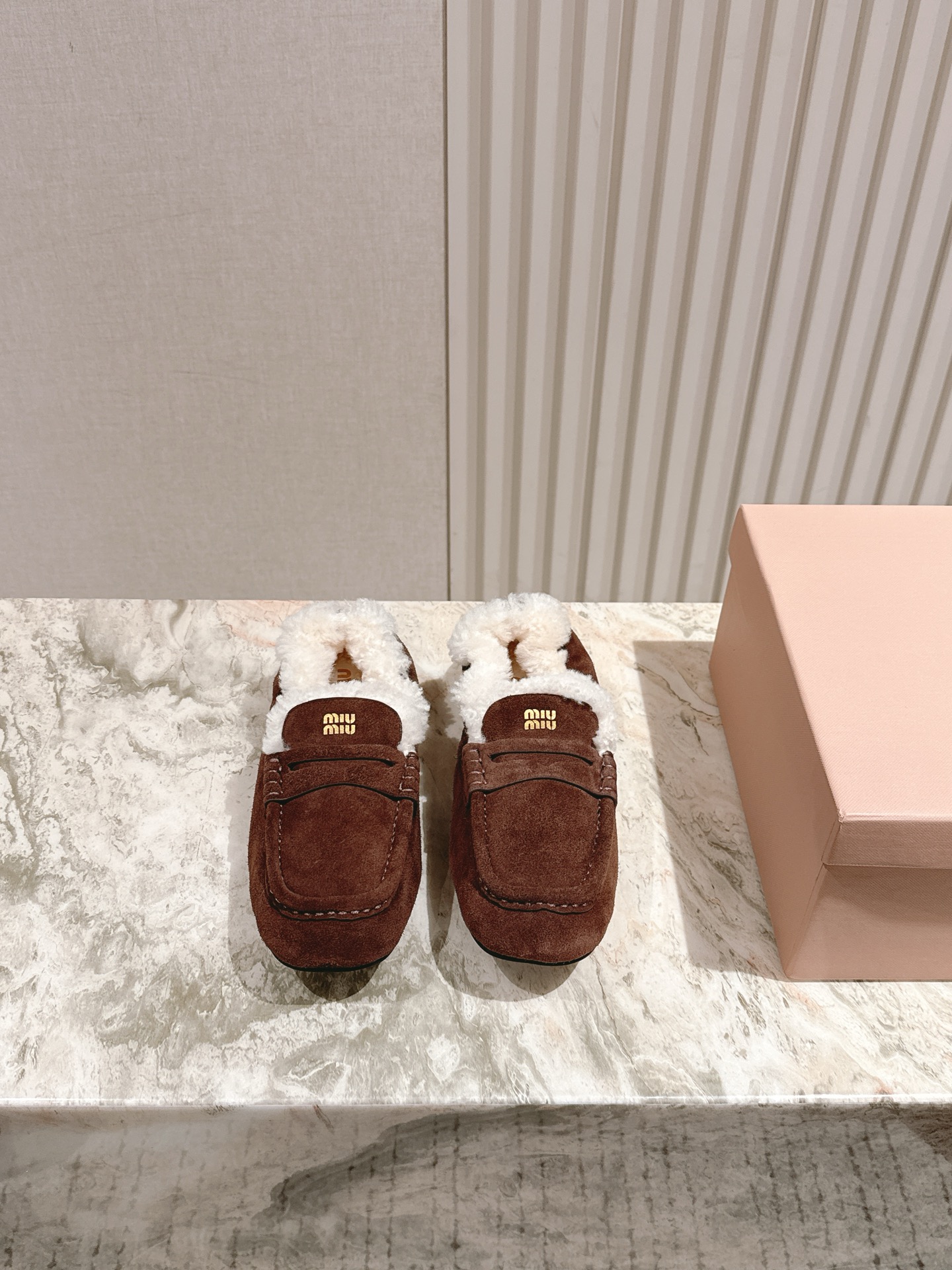 NO:485735,| 5 MIUMIU MIDO MIDDLE WOOD series is very neutral!  The versatile style of LeFour's tight and tight heel is beautiful no matter how you wear it. This summer's fashionable girl loves the most mid-heel flat bottom.  ★★★★★★ Specific ox reverse velvet material wool inner lining, original non-slip large sole!  Size35-40 (40 custom made without return and exchange) Full set of counters are packaged simultaneously!  loafers, fur shoes, miumiu, loafers19860909| 5 MIUMIU 缪缪中古羊毛系列中性十足！一脚蹬乐福毛里松紧后跟百搭款 怎么穿都好看今夏时髦精最爱中跟平底可选！ ★★★★★ 特定牛反绒材质 羊毛内里,原版防滑大底！ Size35-40（40订做不退换） 全套专柜同步包装！,乐福鞋毛毛鞋,miumiu,loafers,Women's Shoes