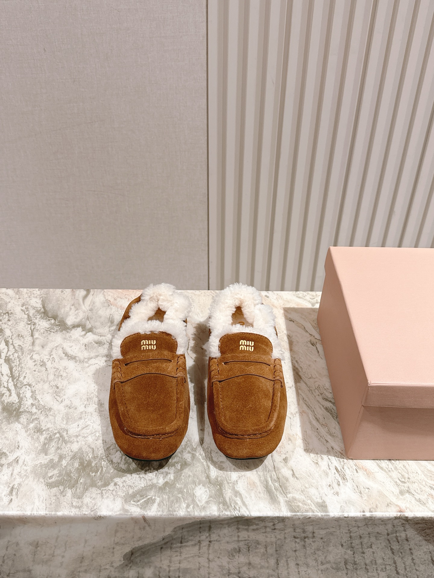 NO:485742,| 5 MIUMIU MIDO MIDDLE WOOD series is very neutral!  The versatile style of LeFour's tight and tight heel is beautiful no matter how you wear it. This summer's fashionable girl loves the most mid-heel flat bottom.  ★★★★★★ Specific ox reverse velvet material wool inner lining, original non-slip large sole!  Size35-40 (40 custom made without return) Full set of counters simultaneous packaging, loafers, fur shoes, miumiu, loafers19860909| 5 MIUMIU 缪缪中古羊毛系列中性十足！一脚蹬乐福毛里松紧后跟百搭款 怎么穿都好看今夏时髦精最爱中跟平底可选！ ★★★★★ 特定牛反绒材质 羊毛内里,原版防滑大底！ Size35-40（40订做不退换） 全套专柜同步包装,乐福鞋毛毛鞋,miumiu,loafers,Women's Shoes