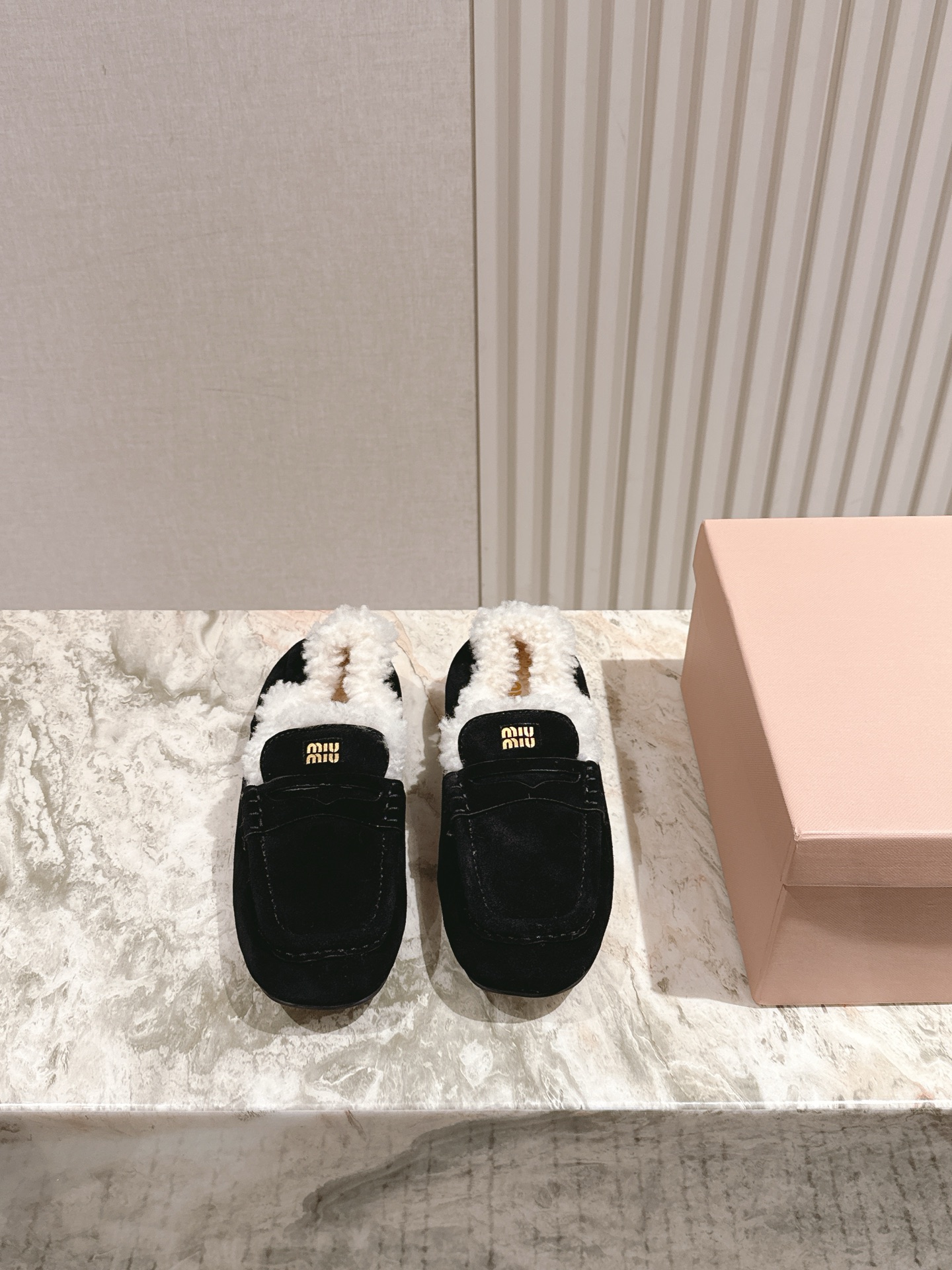 NO:485749,| 5 MIUMIU MIDO MIDDLE WOOD series is very neutral!  The versatile style of LeFour's tight and tight heel is beautiful no matter how you wear it. This summer's fashionable girl loves the most mid-heel flat bottom.  ★★★★★★ Specific ox reverse velvet material wool inner lining, original non-slip large sole!  Size35-40 (40 custom made without return and exchange) Full set of counters are packaged simultaneously!  loafers, fur shoes, miumiu, loafers19860909| 5 MIUMIU 缪缪中古羊毛系列中性十足！一脚蹬乐福毛里松紧后跟百搭款 怎么穿都好看今夏时髦精最爱中跟平底可选！ ★★★★★ 特定牛反绒材质 羊毛内里,原版防滑大底！ Size35-40（40订做不退换） 全套专柜同步包装！,乐福鞋毛毛鞋,miumiu,loafers,Women's Shoes