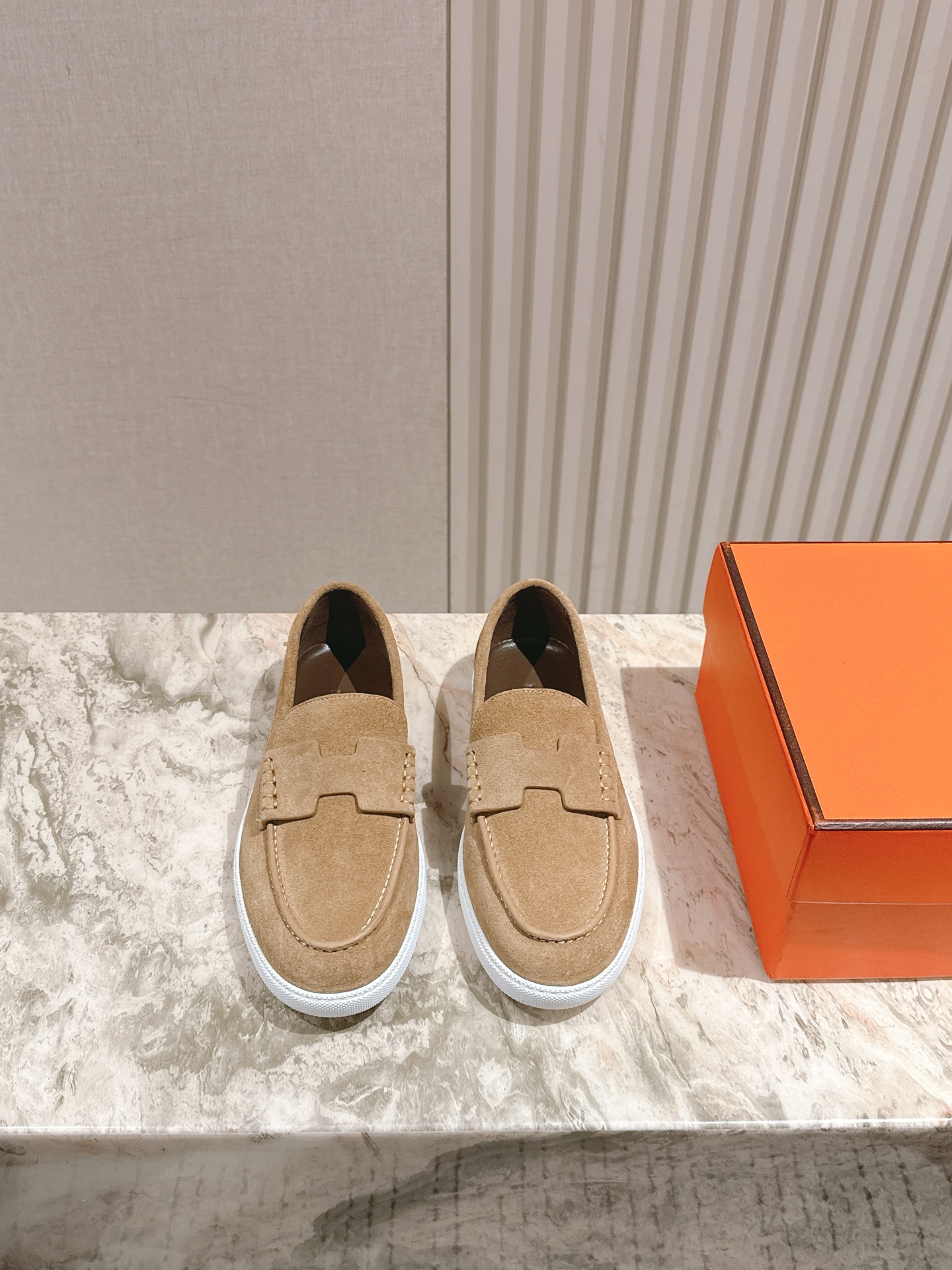 NO:616546,Couple style men's size 10 | 5 counter synchronized casual slip-on series!  [Top level] Purchasing agent level!  Hermes is undoubtedly the leader in luxury goods. Every single product is very popular!  Although there are only a few styles, it is more refined and more classic. It will never go out of style. It is a brand that maintains and appreciates value. It is rare to have such a reputation in consumer goods sincerely!  This shoe is a classic style of this brand. It is decorated with a metal buckle exclusive to Hermès. It is a classic that has become more and more beautiful over time. The leather feels very, very soft and feels like baby skin!  Feel the luxury!  Supplies are huge!  Imported Yangjing cowhide upper, lining and foot pads are all imported sheepskin, original one-to-one TPU sole, size 35-45, couple model, full set of counter-synchronized gift box packaging!  ,loafers,hermes,hermes,loafers,cowhide,sheepskin,sheep19860909情侣款男码10 | 5 专柜同步休闲一脚蹬系列！【顶级】代购级别！Hermes 毋庸置疑是奢侈品中的翘楚 每个单品出来都是非常深入人心！虽然款式出的少 但是胜在精 胜在经典 从来不会过时 属于保值升值的品牌 在消费品里面真心作出这样的口碑来 也是实属难得！这款单鞋 在这个品牌经典款式 专属爱马仕的金属扣装饰 经典是经过历史长河而越看越好看 皮质触感非常非常柔嫩的感觉 婴儿般肌肤的触感！奢华感受！耗材巨大！进口羊京牛皮鞋面 内里垫脚都是进口绵羊皮,原版一比一tpu底 尺码35-45 情侣款 全套专柜同步礼盒包装！,乐福鞋,hermes,hermes,loafers,cowhide,sheepskin,sheep,Women's Shoes
