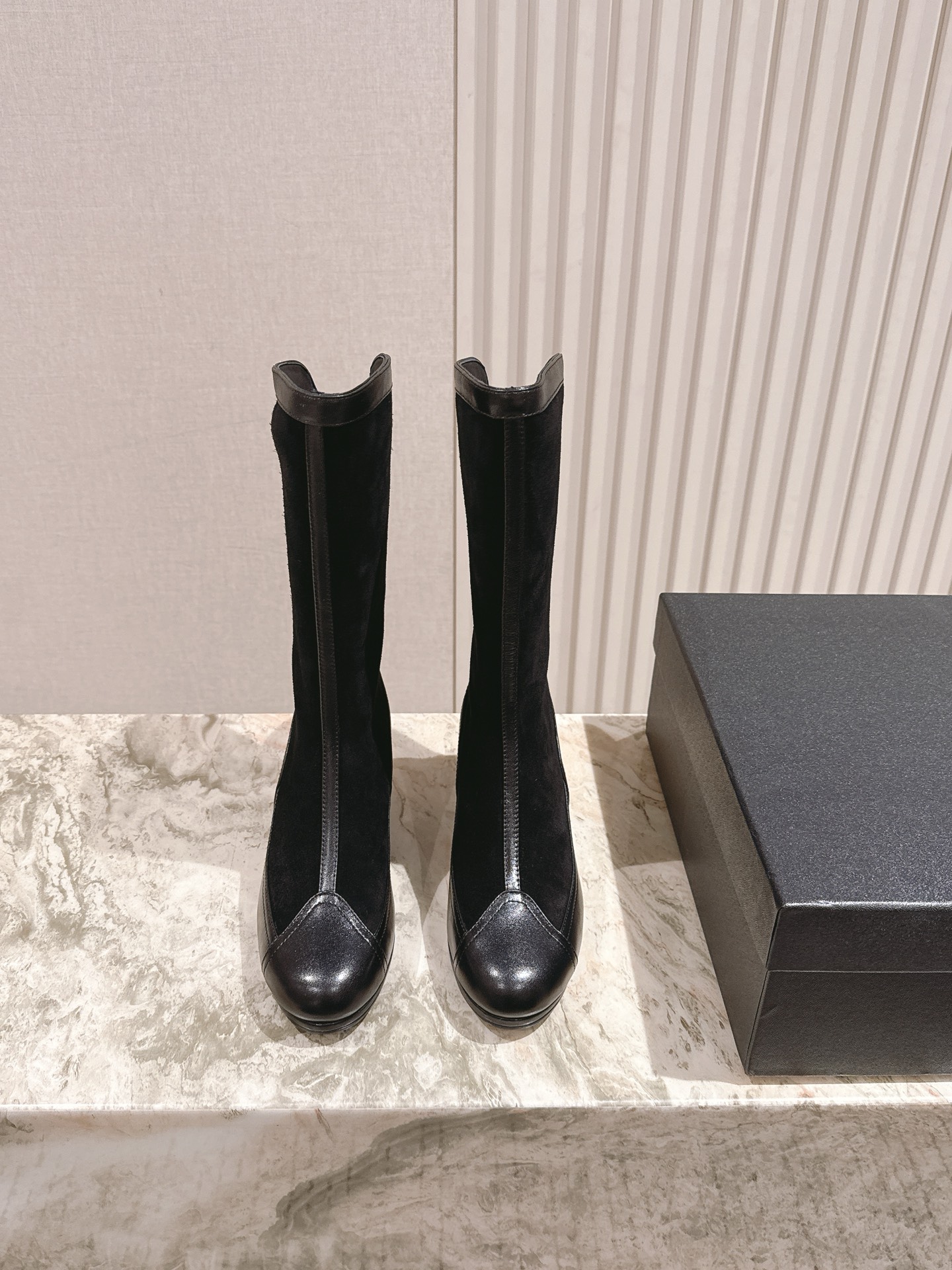 NO:498744,| 5 CHANE' Xiaoxiangjia deer leather boots are newly released, completely original one-to-one replica, super positive style, latest and fashionable design, boots that are popular all over the Internet, the feet are cool and fashionable, the unique design at the boots are the most eye-catching, the legs are also very well decorated, and the legs are slimming. The upper material is made of original cowhide deer leather spliced ​​back zipper design is easy to put on and off, the inner material is pure sheepskin, Italian leather soles! Size 35-40 40 Customized, a full set of counter packaging!, boots, chanel, chanel, boots, cowhide, sheepskin, Leather soles19860909| 5  CHANE' 小香家鹿皮靴上新 完全原版一比一复刻打造 版型超级正 最新时尚的设计 火遍全网的靴子,上脚又酷又时髦 靴筒处独特设计最为抢眼吸晴 上脚还很好的修饰腿型显瘦 鞋面材质采用原版牛皮拼接鹿皮后拉链设计方便穿脱,内里材质纯羊皮,意大利真皮大底！ 尺码35-40 40 定制  全套专柜包装！,靴子,chanel,chanel,boots,cowhide,sheepskin,Leather soles,Women's Shoes