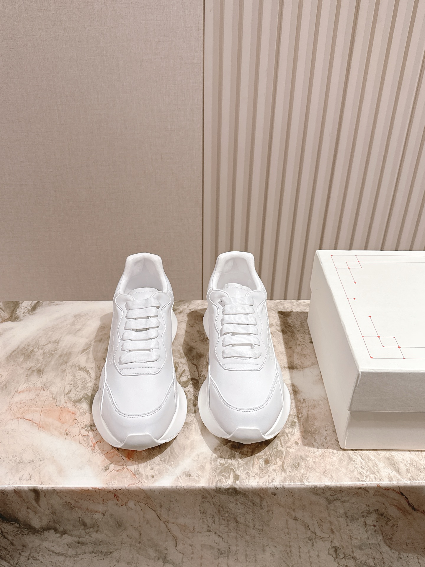 NO:495219,Couple model | 5 Alexander McQueen Early spring Sprint running shoes, 3D three-dimensional craftsmanship, the latest style is as high-end quality as ever, the workmanship details are refreshing and clean, the original one-to-one replica, the original soft and thick sole, the design lines are excellent, the foot is absolutely wonderful, the comfort is excellent, the white mesh material is matched with mirror patent leather 3D three-dimensional craftsmanship, the inner environmentally friendly imported fine mesh cowhide, no layering or fading Size35-45, casual shoes/sports shoes, alexander mcqueen, sneakers, cowhide19860909情侣款 | 5  亚历山大·麦昆 早春Sprint跑鞋,3D立体裁片工艺,最新款式一如既往高端品质,做工细节清爽干净,原版一比一复刻,原版软厚底,设计线条优秀 上脚绝对精彩,舒适度超级赞 白色网眼材料搭配镜面漆皮 3d立体裁片工艺,内里环保进口细网布牛皮垫脚,不脱层不褪色 Size35-45,休闲鞋/运动鞋,alexander mcqueen,sneakers,cowhide,Women's Shoes