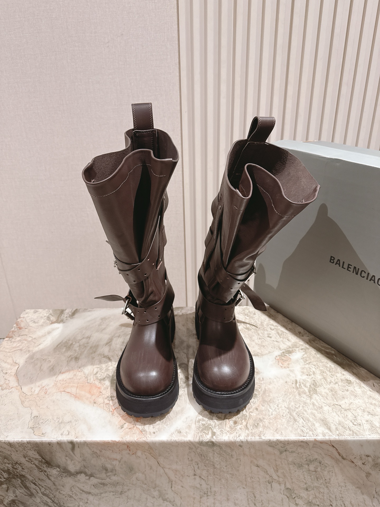NO:468769,| 5 Balenciaga 2025 new trendy and cool personality versatile boots. This thick-soled boot is very popular this year. Major Internet celebrities have started to show off. The hot-shot Xiaohongshu style is very effective (increasing height) and the refreshing performance is enough to express the control of every detail of the shoes. The original imported fabric is imported cowhide, cowhide, thick-soled sponge shoes, with logo, anti-slip sole, this shoe is very comfortable on the feet, and the foot feels great. Heel height is 3.5, size 35-40, with counter packaging, boots, balenciaga, boots, cowhide19860909| 5  巴黎世家2025新款潮酷个性百搭靴,这款厚底靴今年非常爆,各大网红明星纷纷开秀,小红书爆款穿上（增高）效果极佳,清爽的表现足以表达对鞋子的个个细节的把控, 面料原版进口胎牛皮 牛皮内里 厚底松糕鞋,带logo 防滑鞋底,这款鞋子上脚非常舒服,脚感很棒 跟高3.5 码数35-40配专柜包装,靴子,balenciaga,boots,cowhide,Women's Shoes