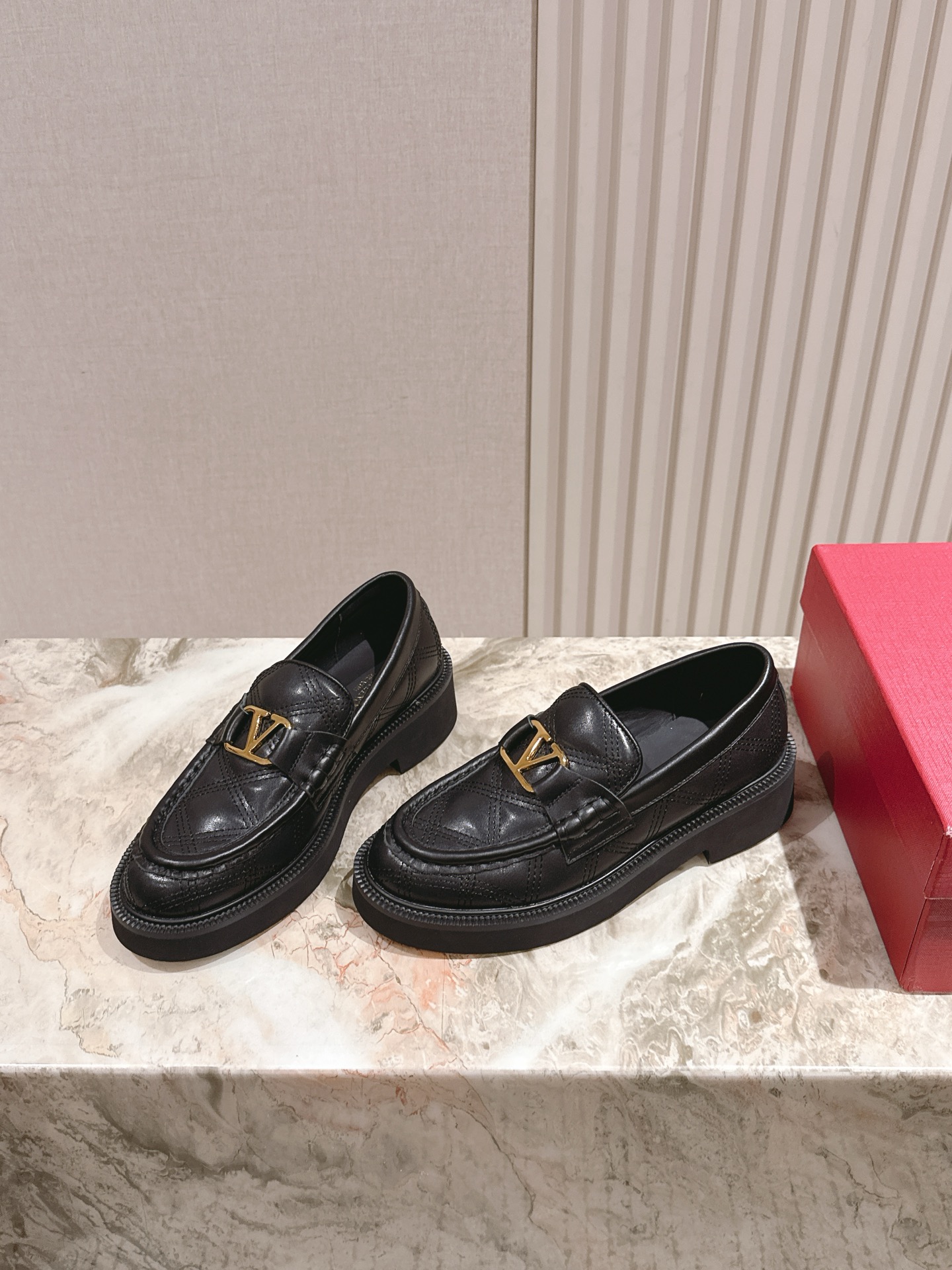 “Valentino 2025 Autumn Winter Collection: Luxury Shoes with Custom Silk and Imported Leather” - 图片 1